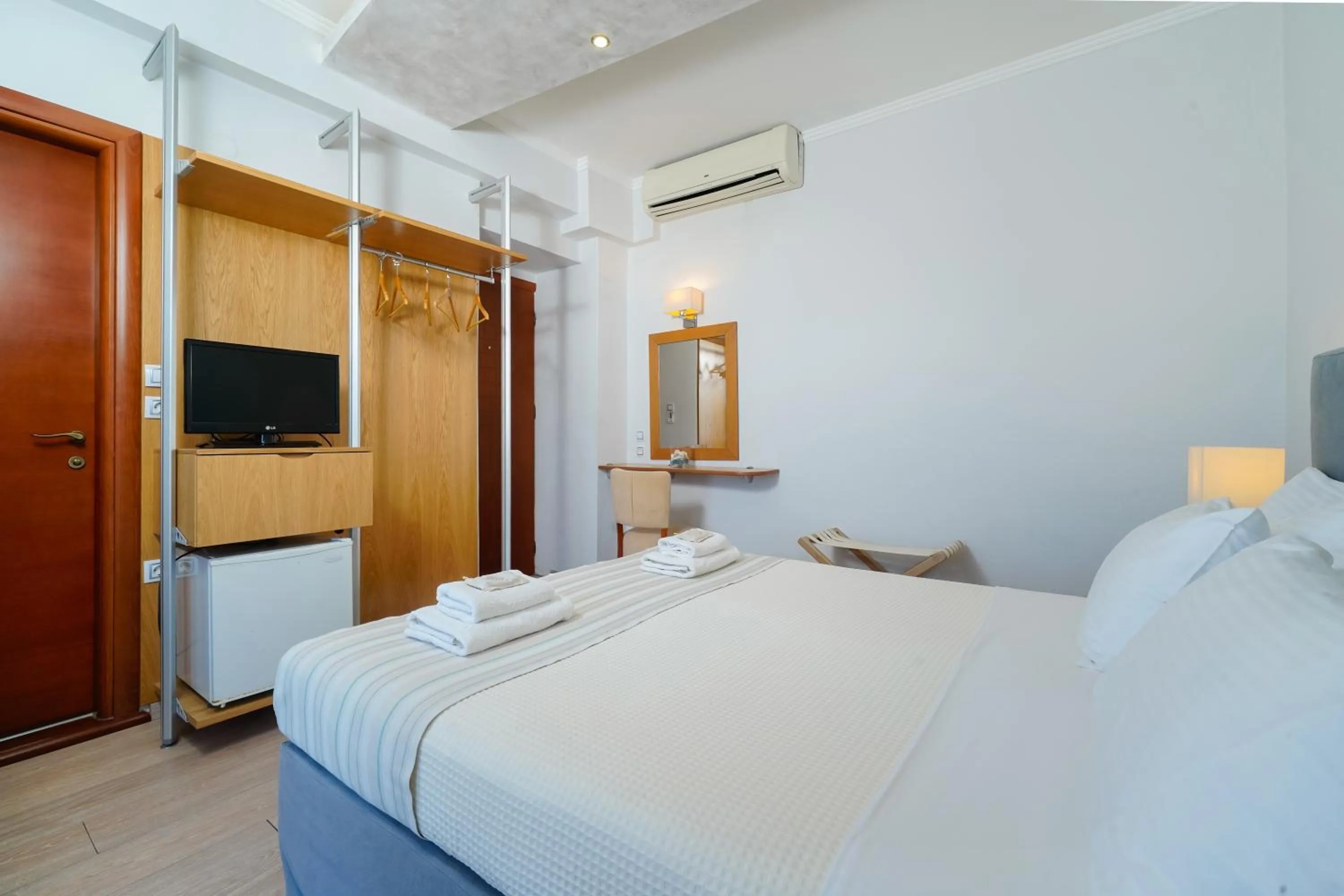 TV and multimedia, Bed in Kamelia & Semeli Hotel