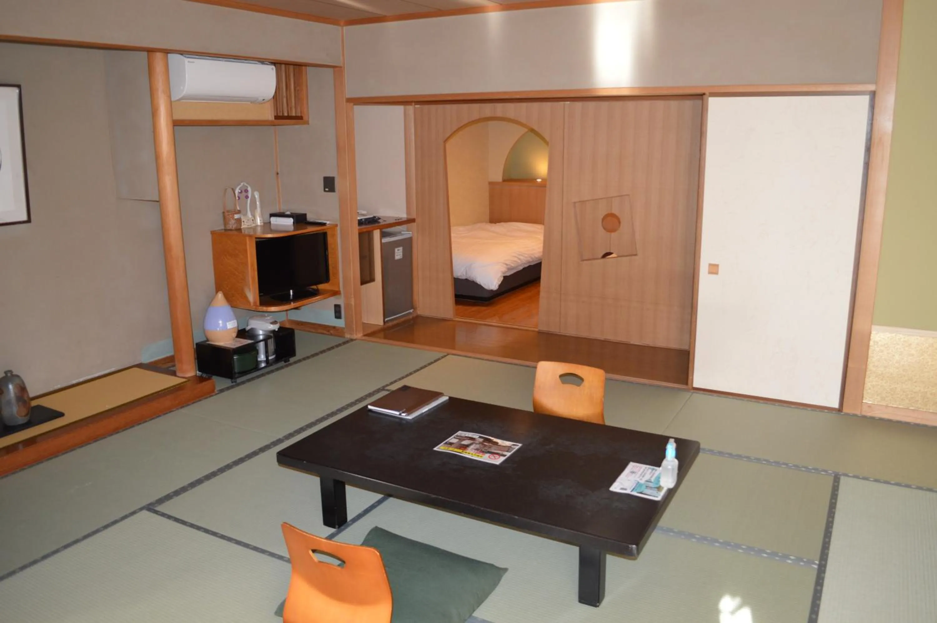 Photo of the whole room, Bed in Shimoda Yamatokan