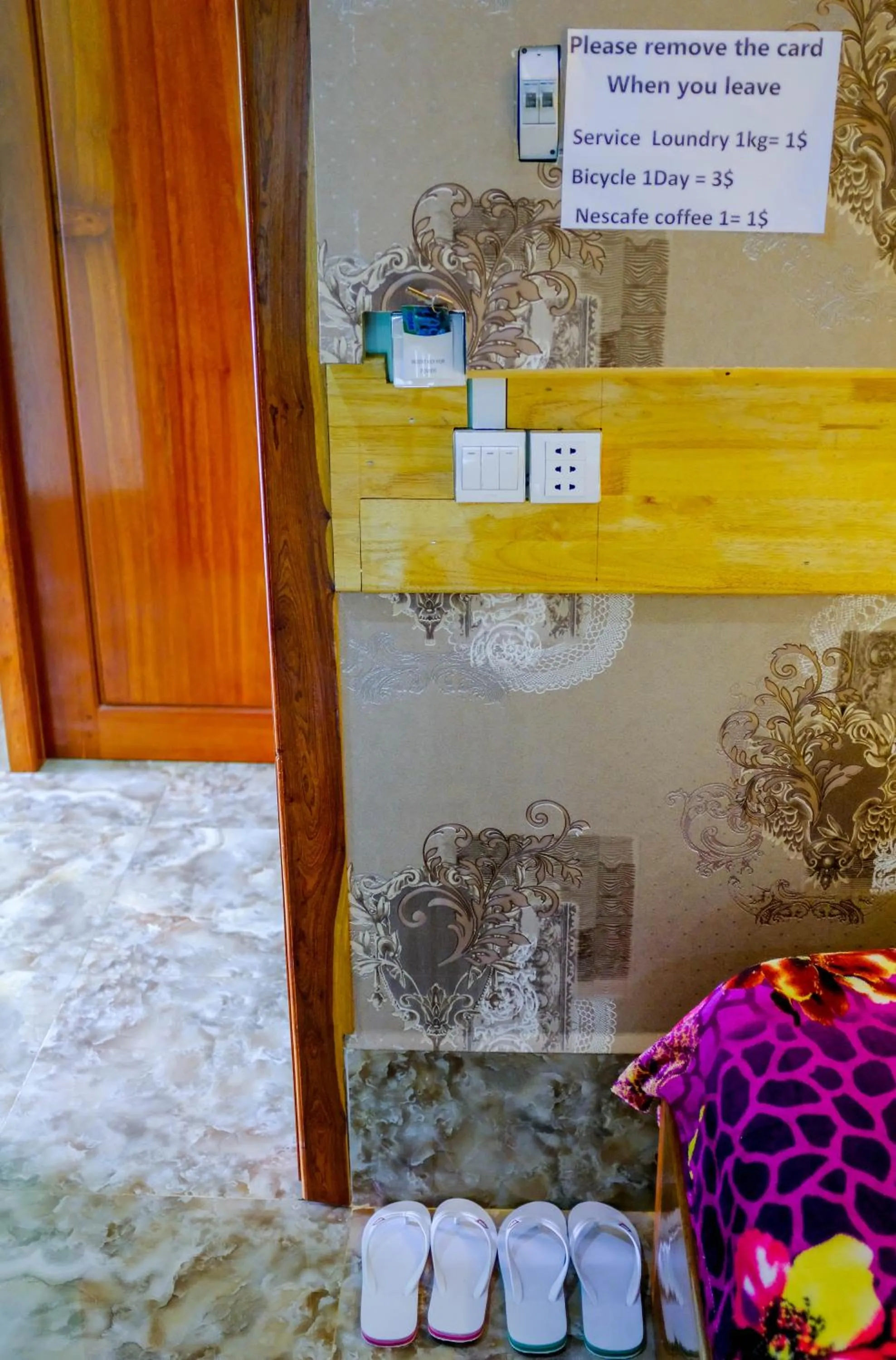 Text overlay, Bed in Por Chey