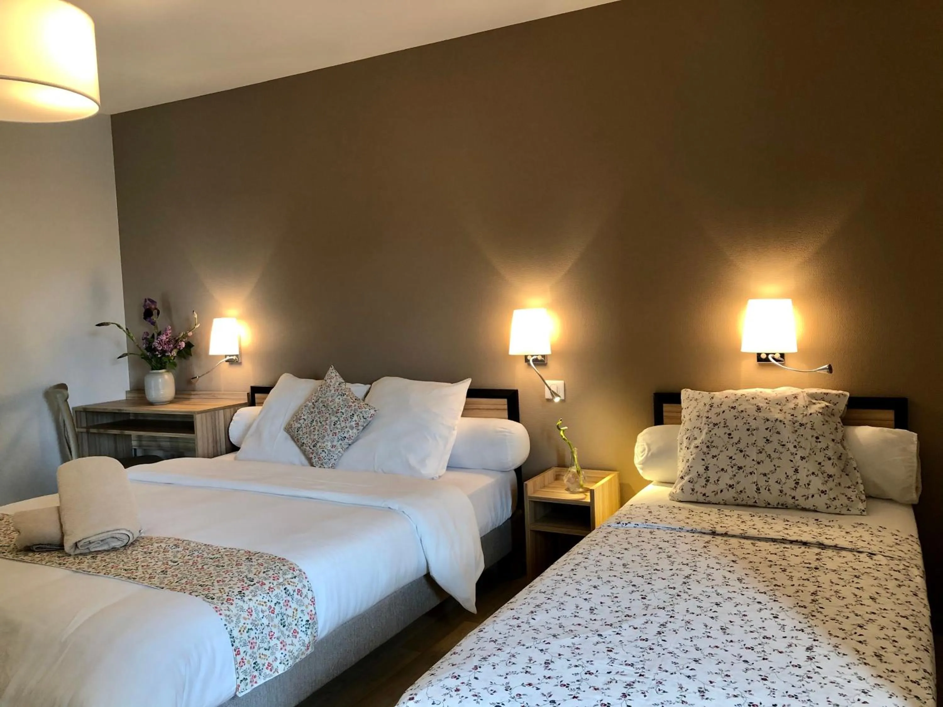 Photo of the whole room, Bed in Auberge du Cezallier