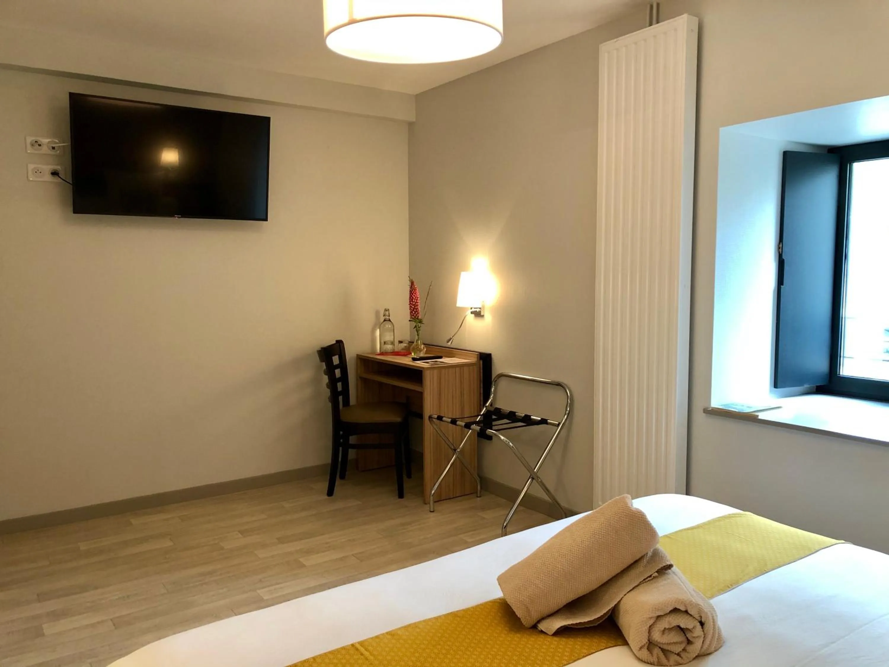 Bedroom, Bed in Auberge du Cezallier