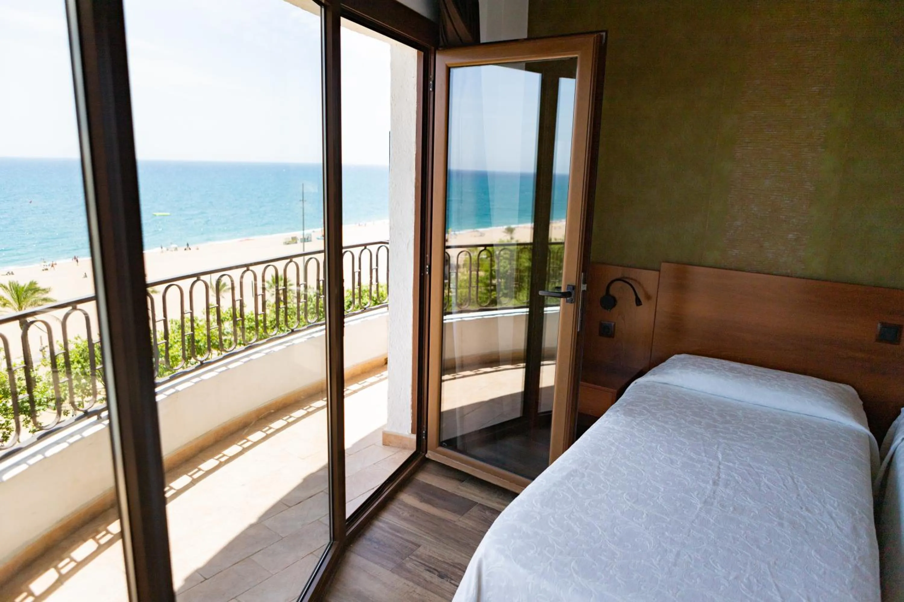 Balcony/Terrace, Bed in Hotel Haromar