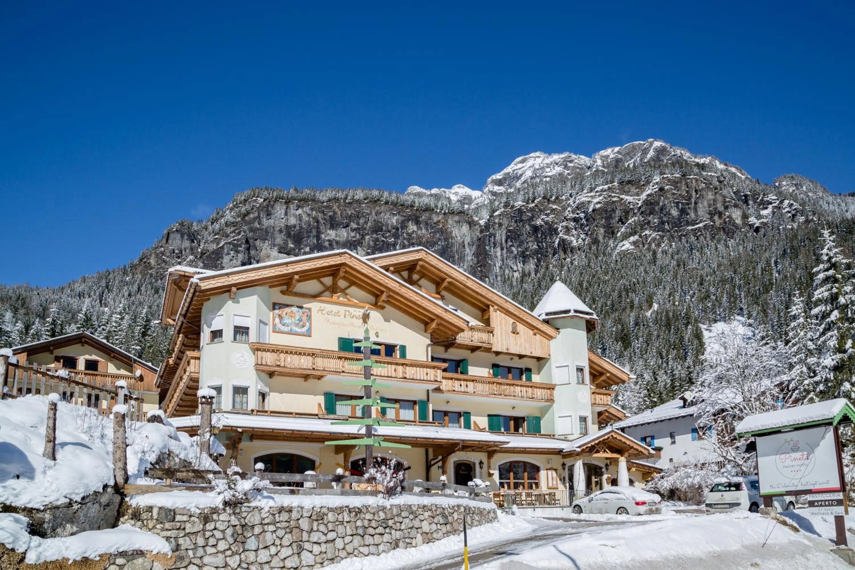 Facade/entrance in Pineta Pastry Hotel