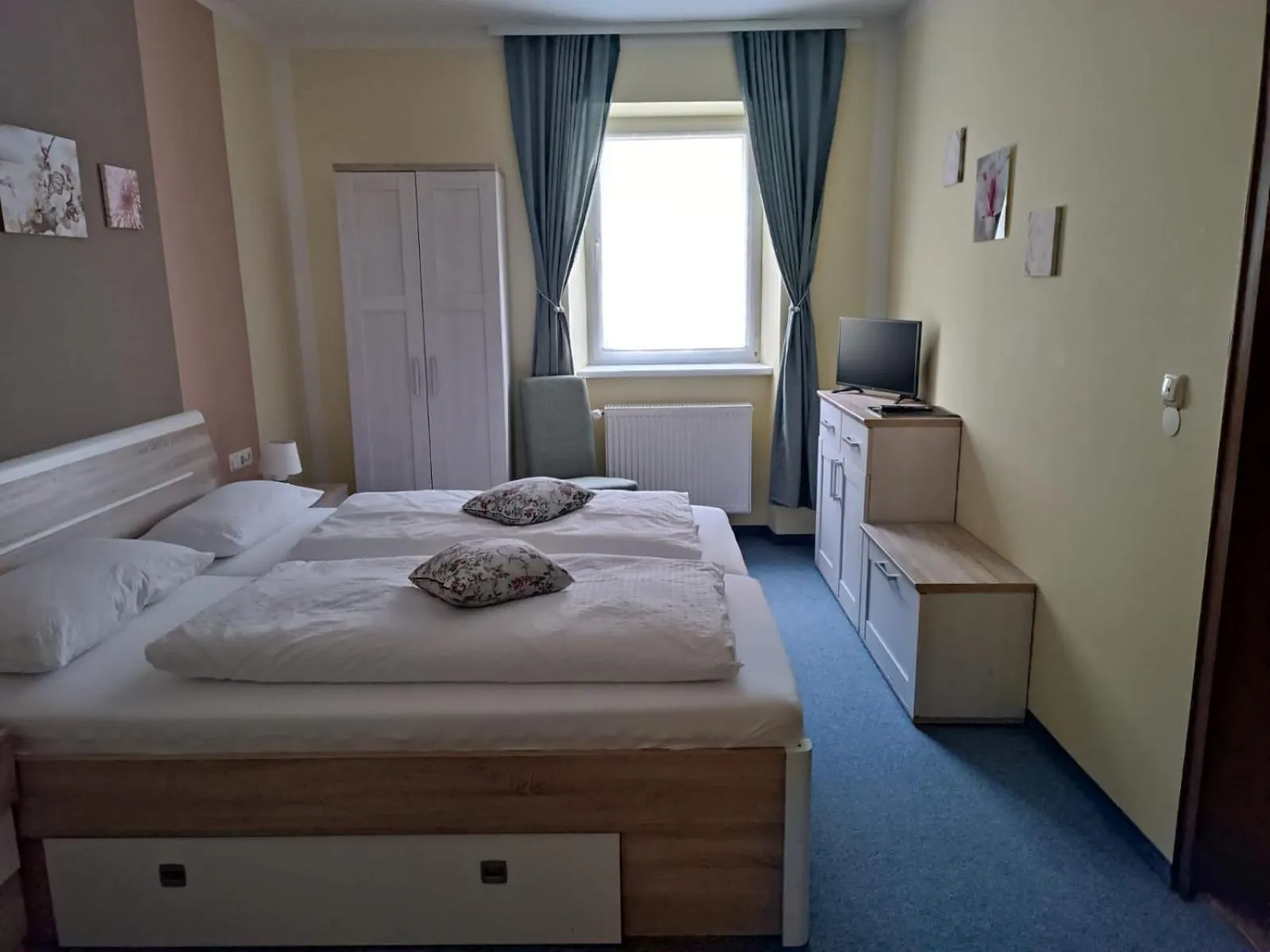 Bed in Garni Hotel Post