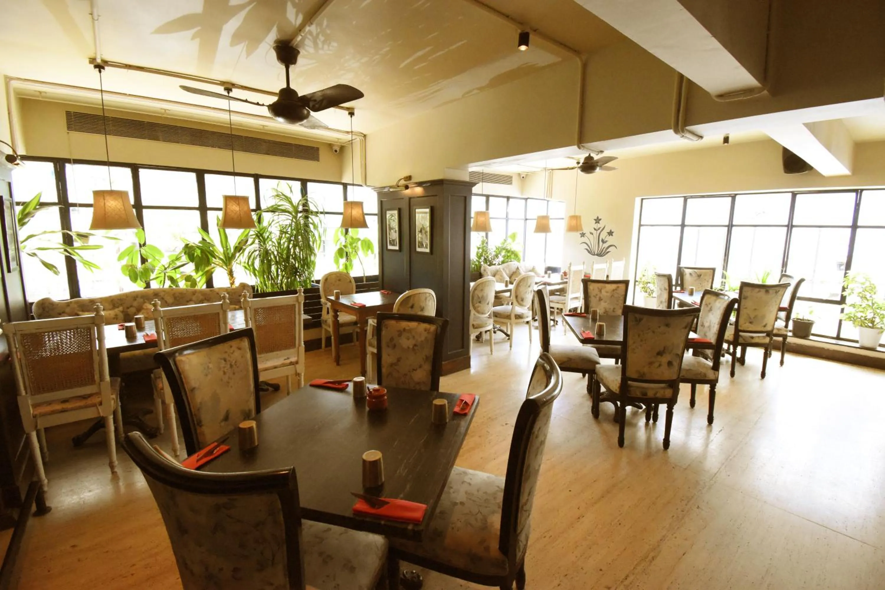 Restaurant/places to eat in Kings International Juhu