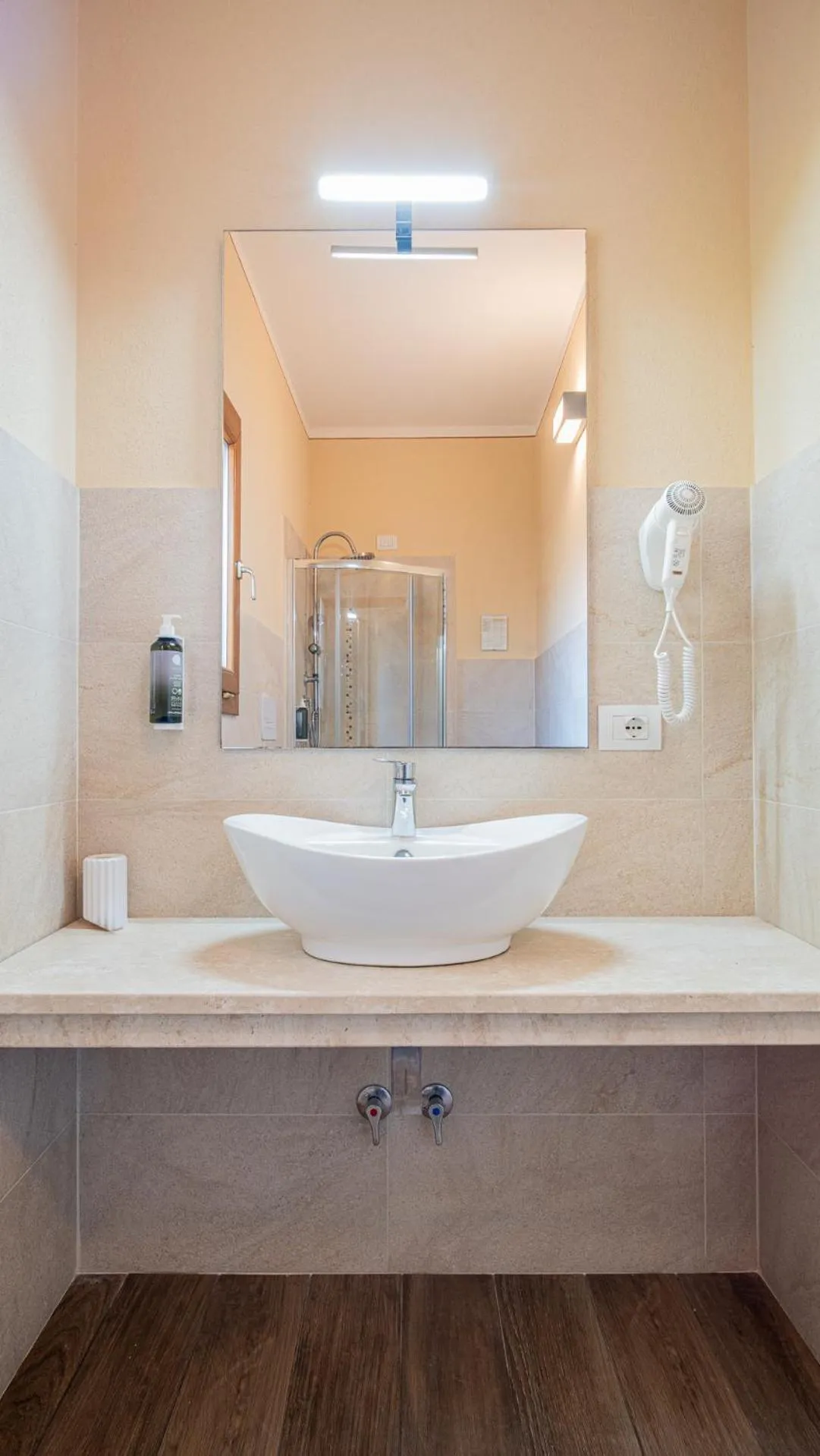 Shower in Hotel Lu Pitrali