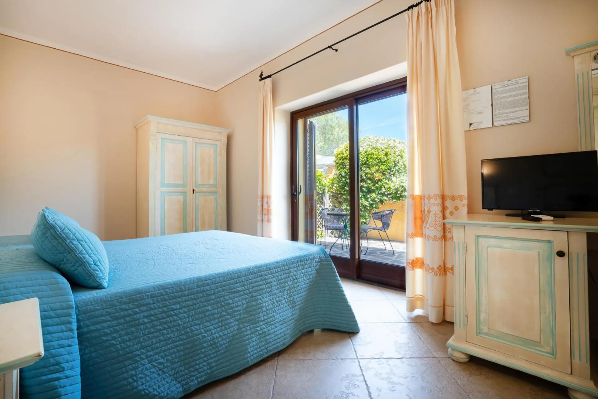 Communal lounge/ TV room, Bed in Hotel Lu Pitrali