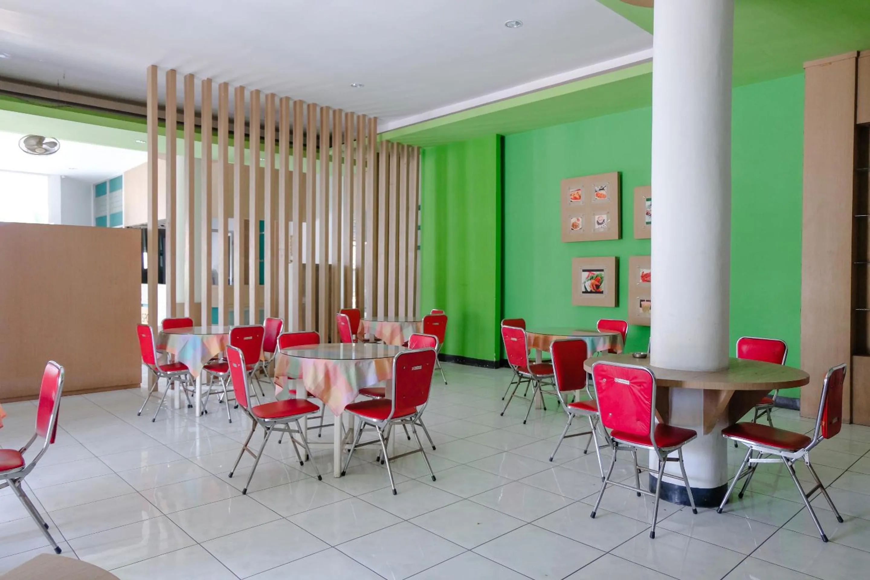 Restaurant/places to eat in Hotel Taman Indah