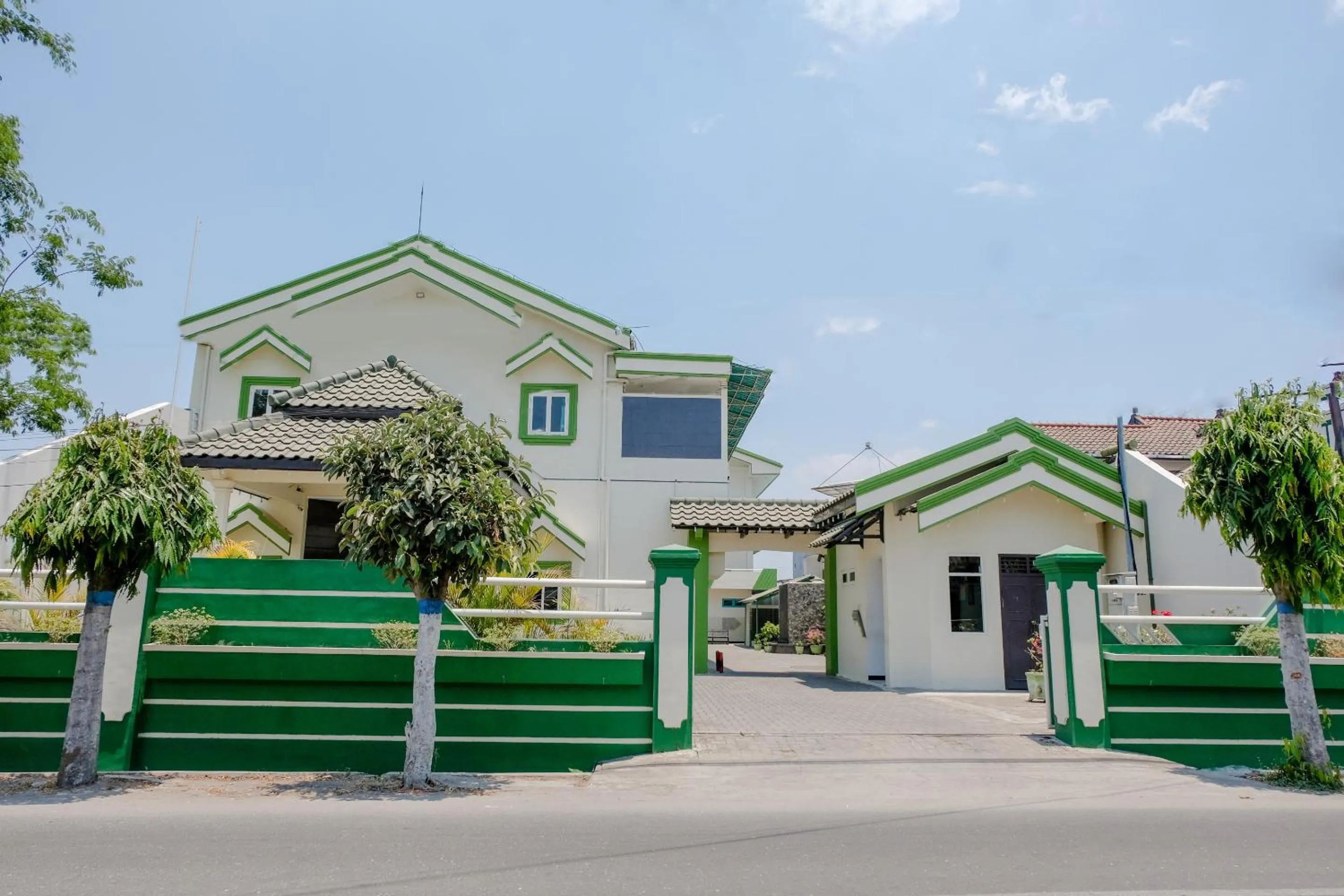 Facade/entrance in Hotel Taman Indah