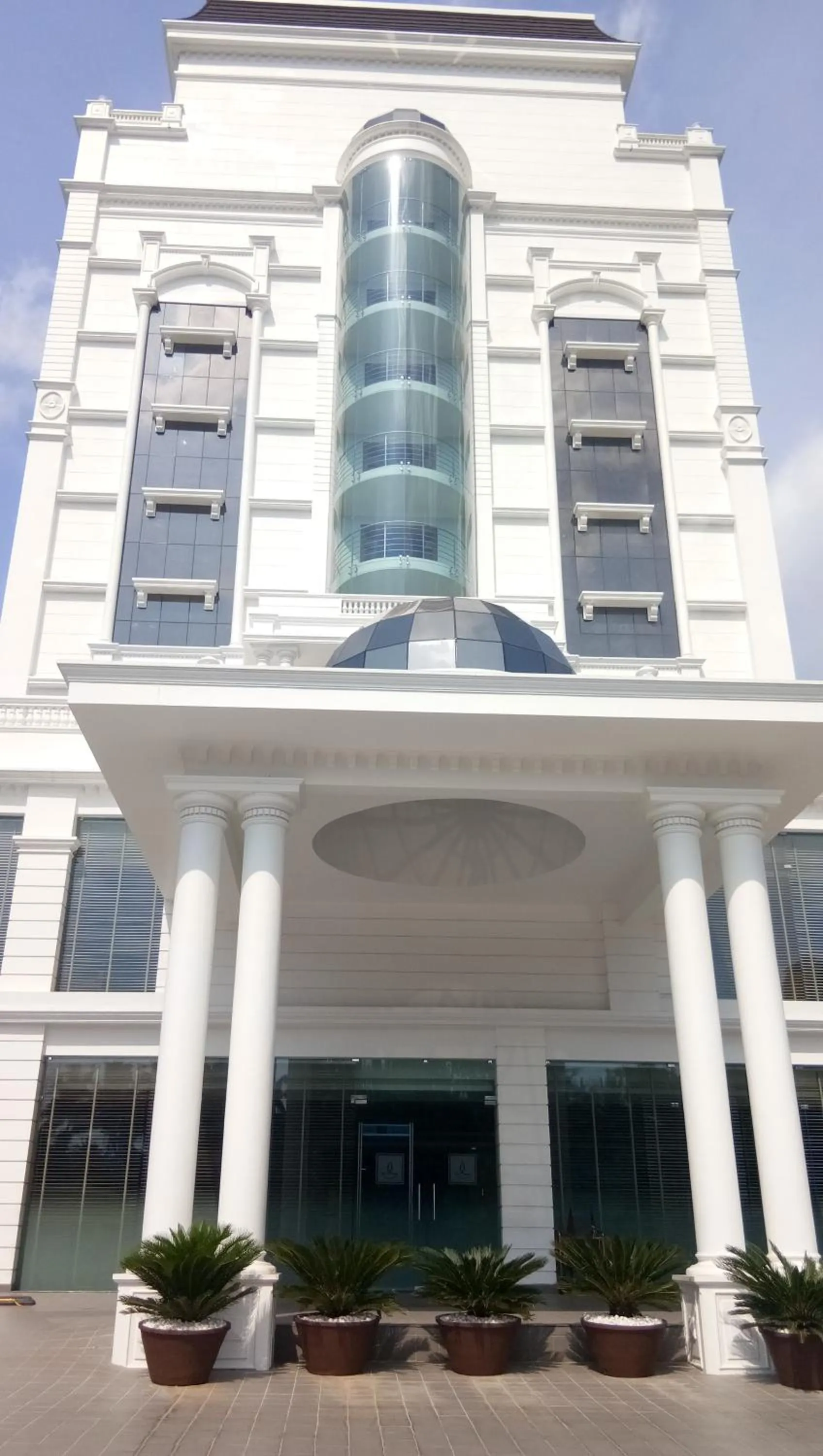 Property building in Hotel Karthika Park