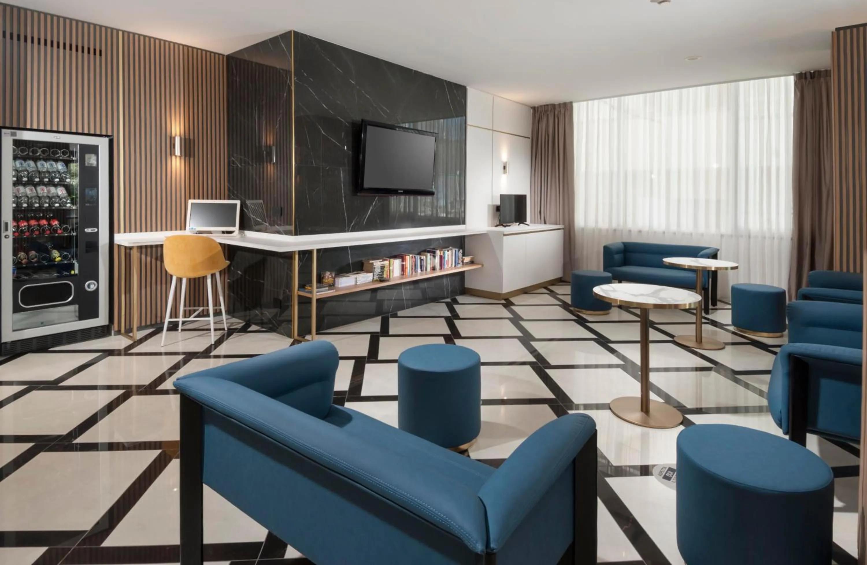 Communal lounge/ TV room in Hotel Alexander