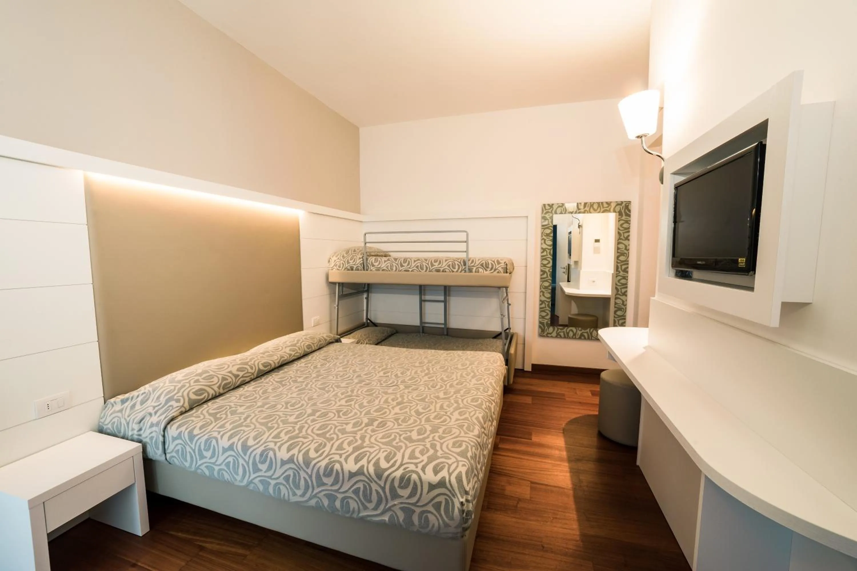 bunk bed, Bed in Hotel Alexander