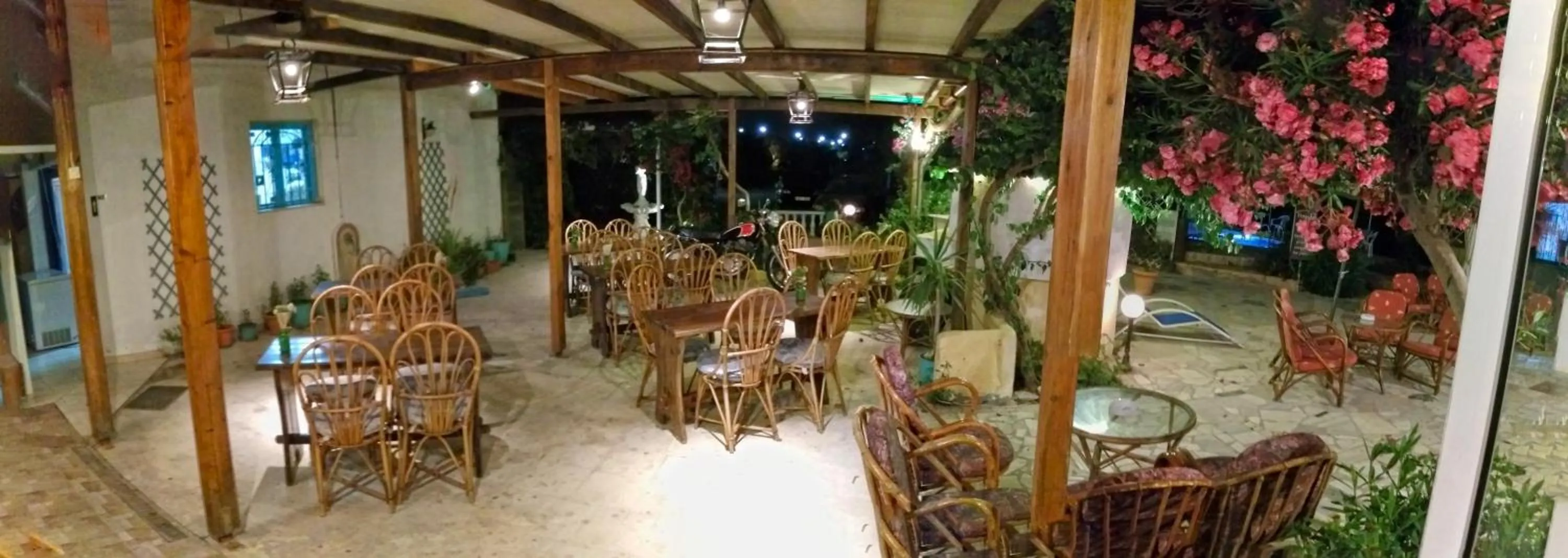 Restaurant/places to eat in Violetta Hotel