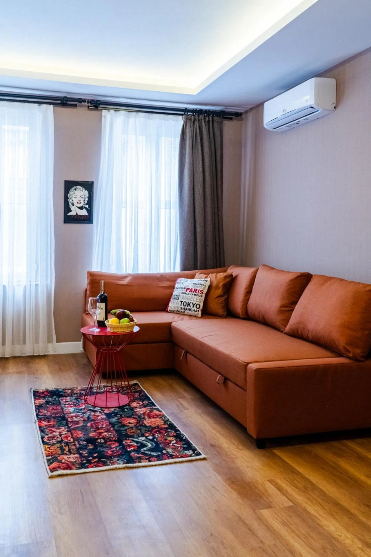 Seating area in Cheers Porthouse