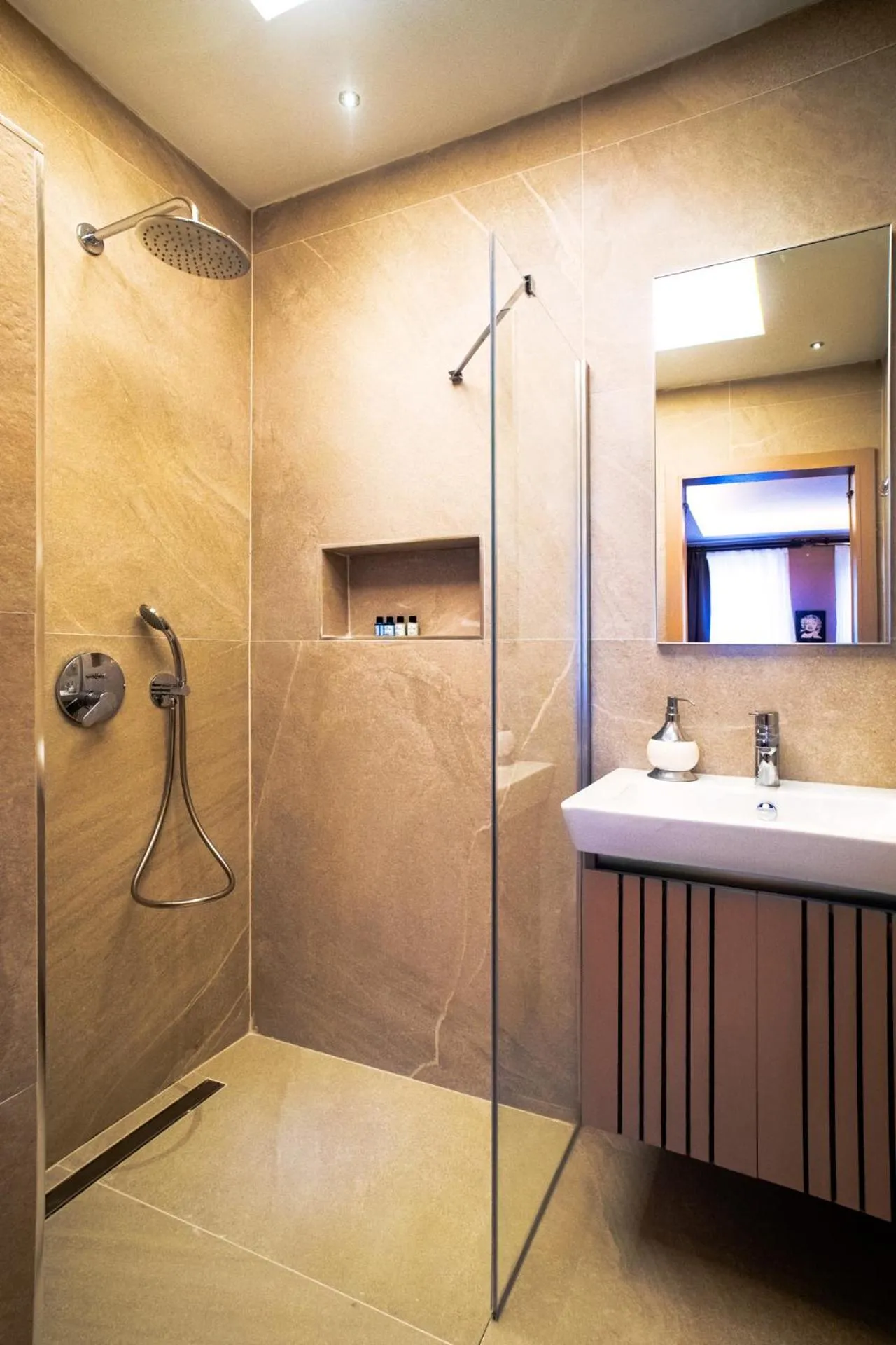 Bathroom in Cheers Porthouse