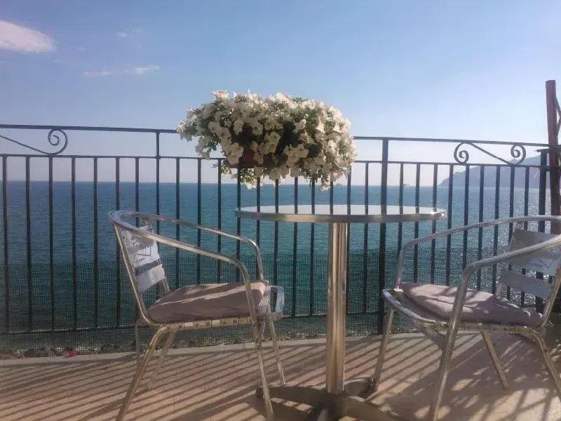 Quadruple Room with Sea View in B&B Fronte Del Mare Quadruple Room with Sea View in B&B Fronte Del Mare