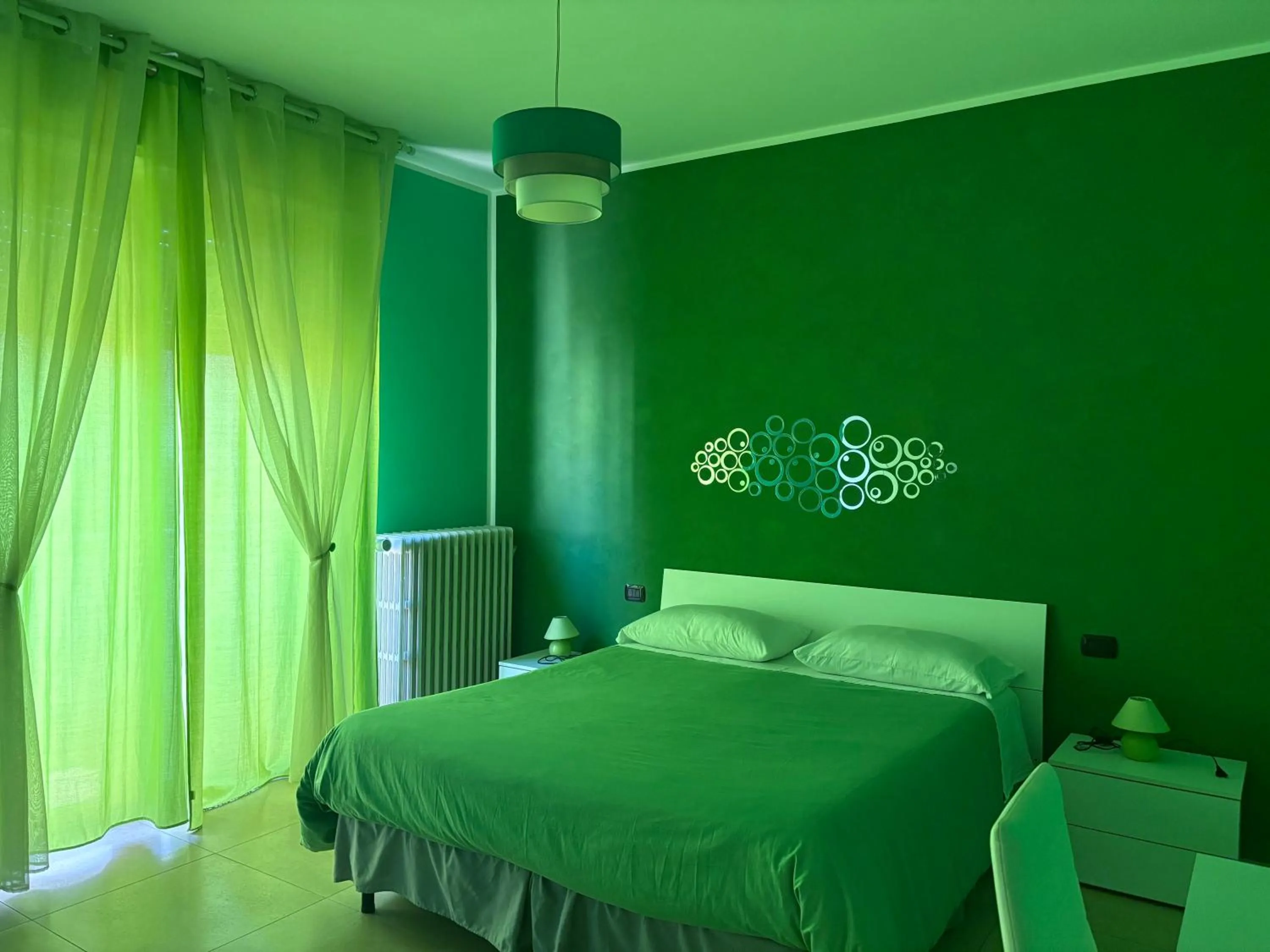 Bed in Color House Malpensa B&B
