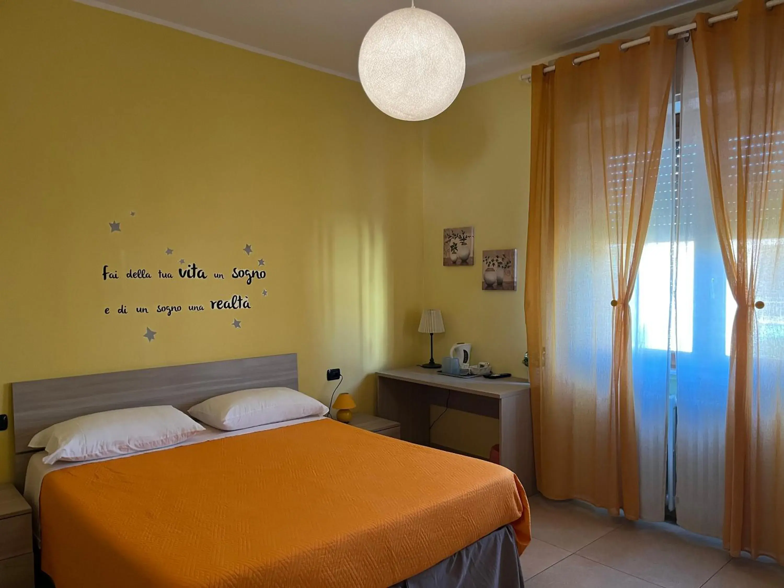 Double Room - single occupancy in Color House Malpensa B&B Double Room - single occupancy in Color House Malpensa B&B