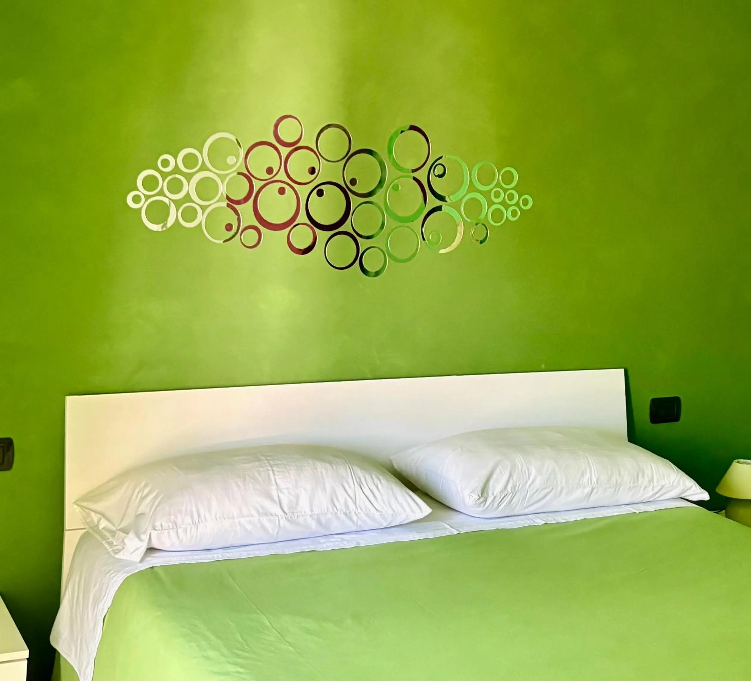 Bed in Color House Malpensa B&B
