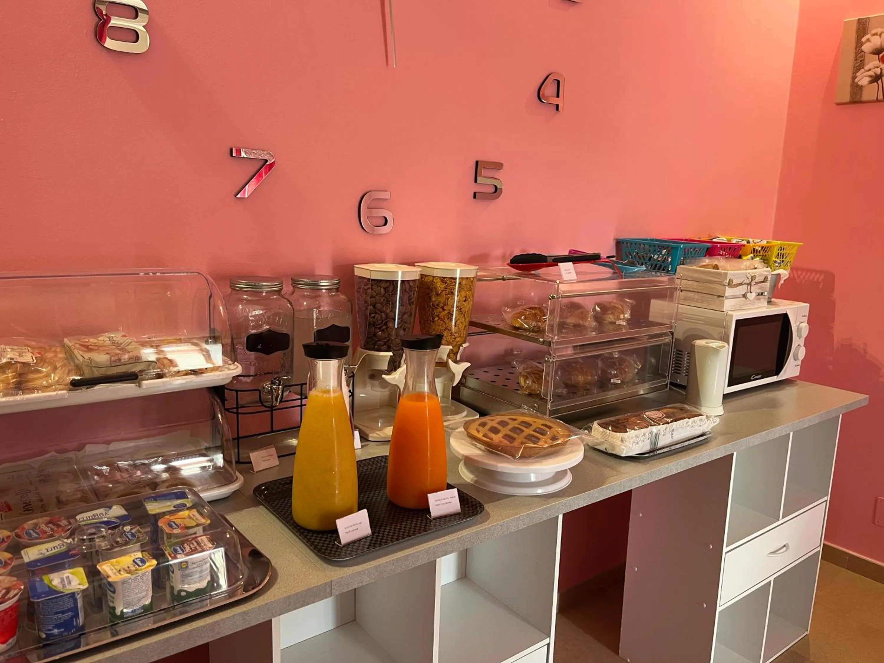 Breakfast in Color House Malpensa B&B