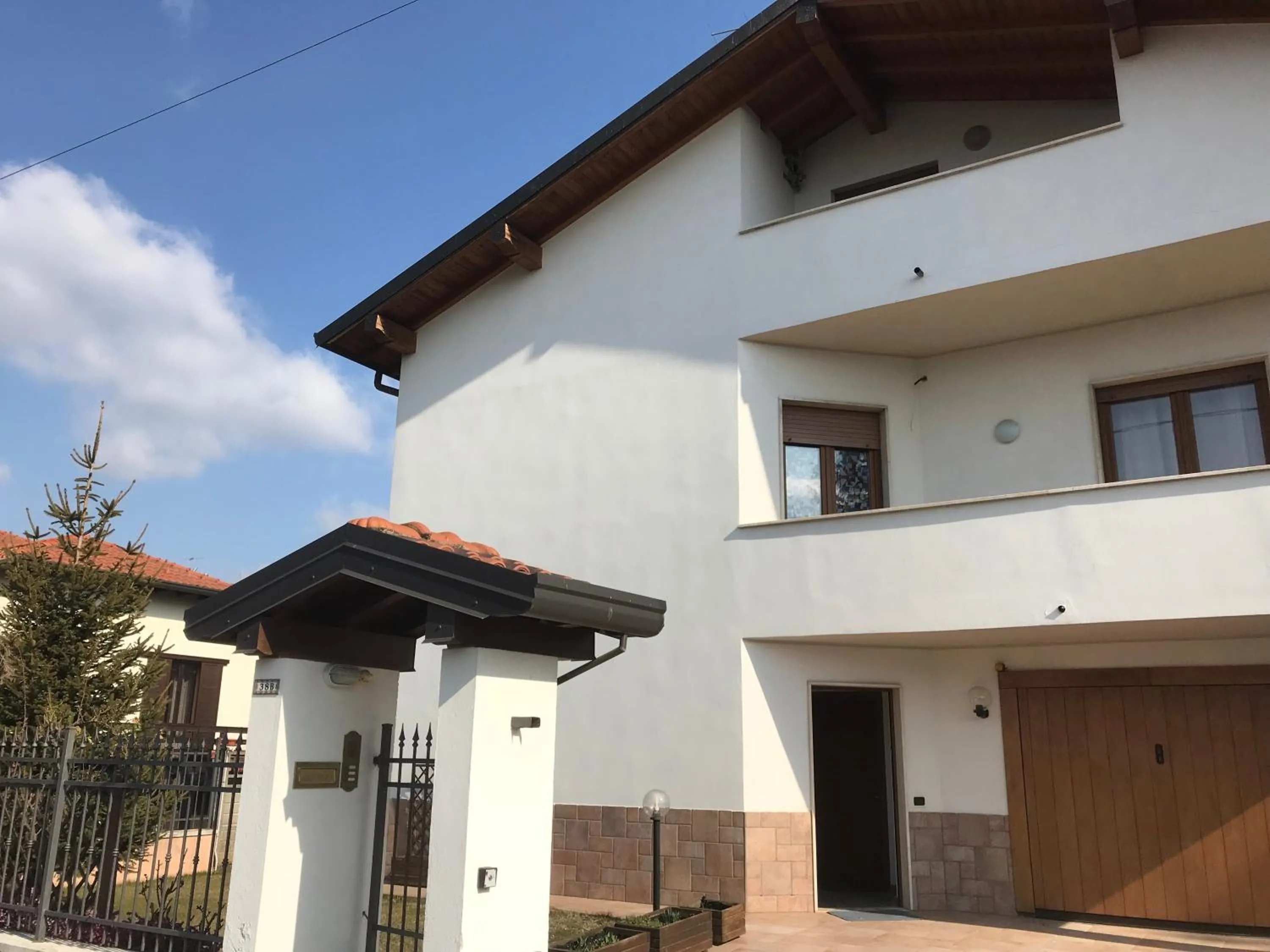 Facade/entrance in Color House Malpensa B&B