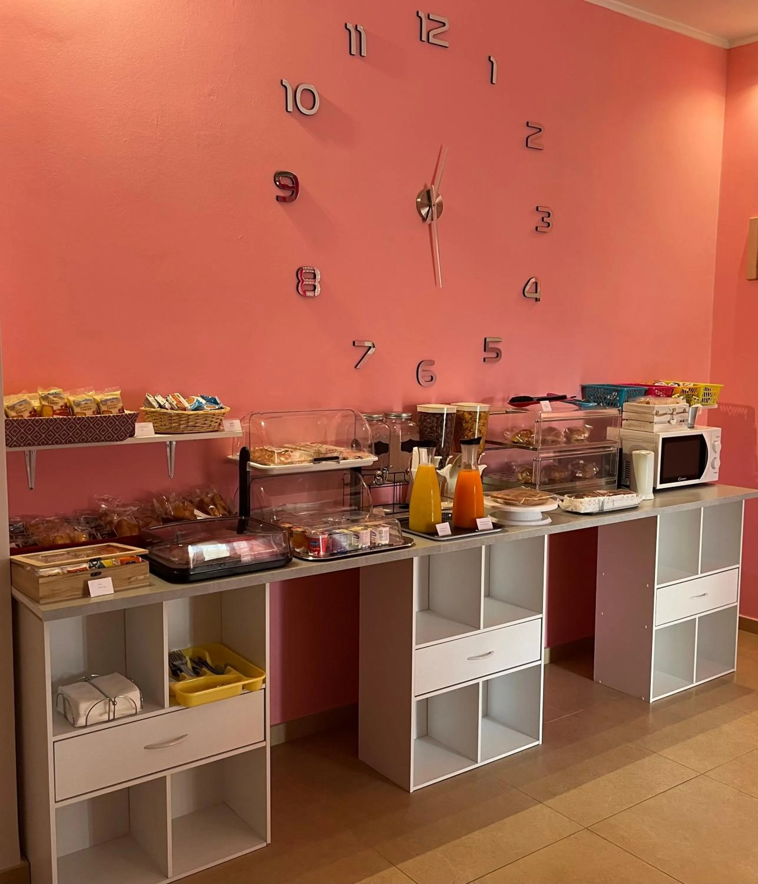 Breakfast in Color House Malpensa B&B