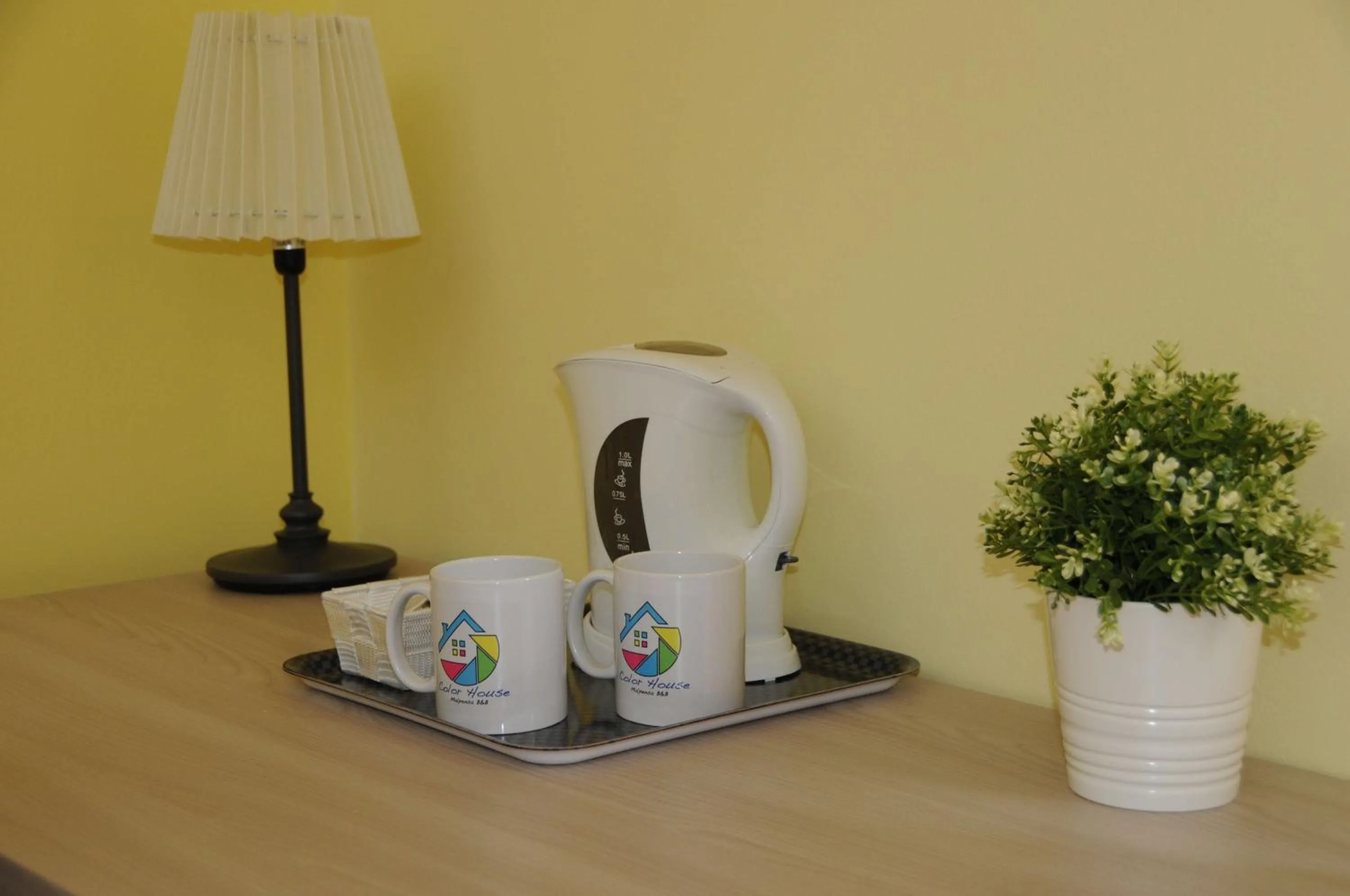 Coffee/tea facilities in Color House Malpensa B&B