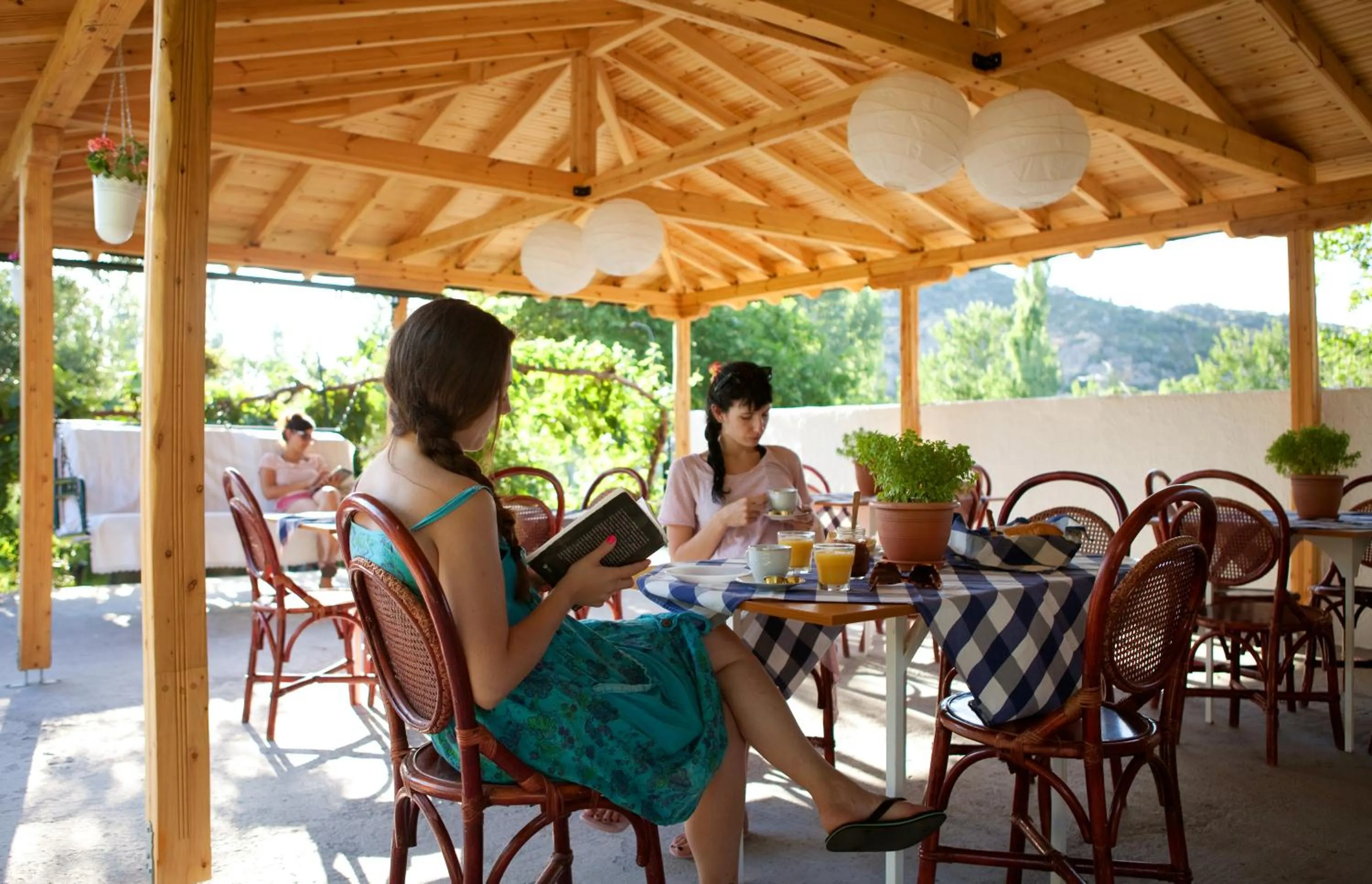 People in Haus Risos Next Generation