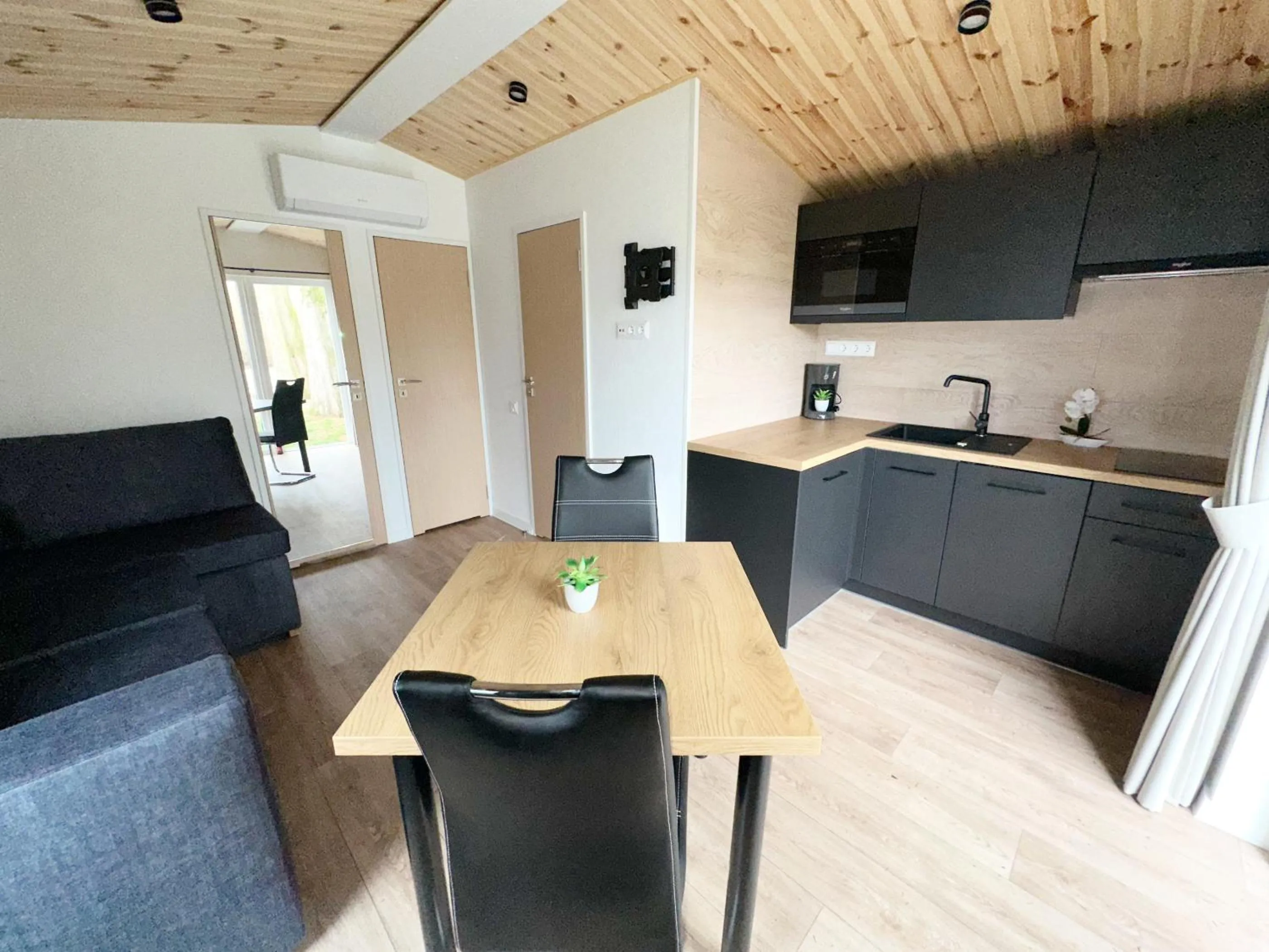 Kitchen or kitchenette in Sunny Hotel Straubing