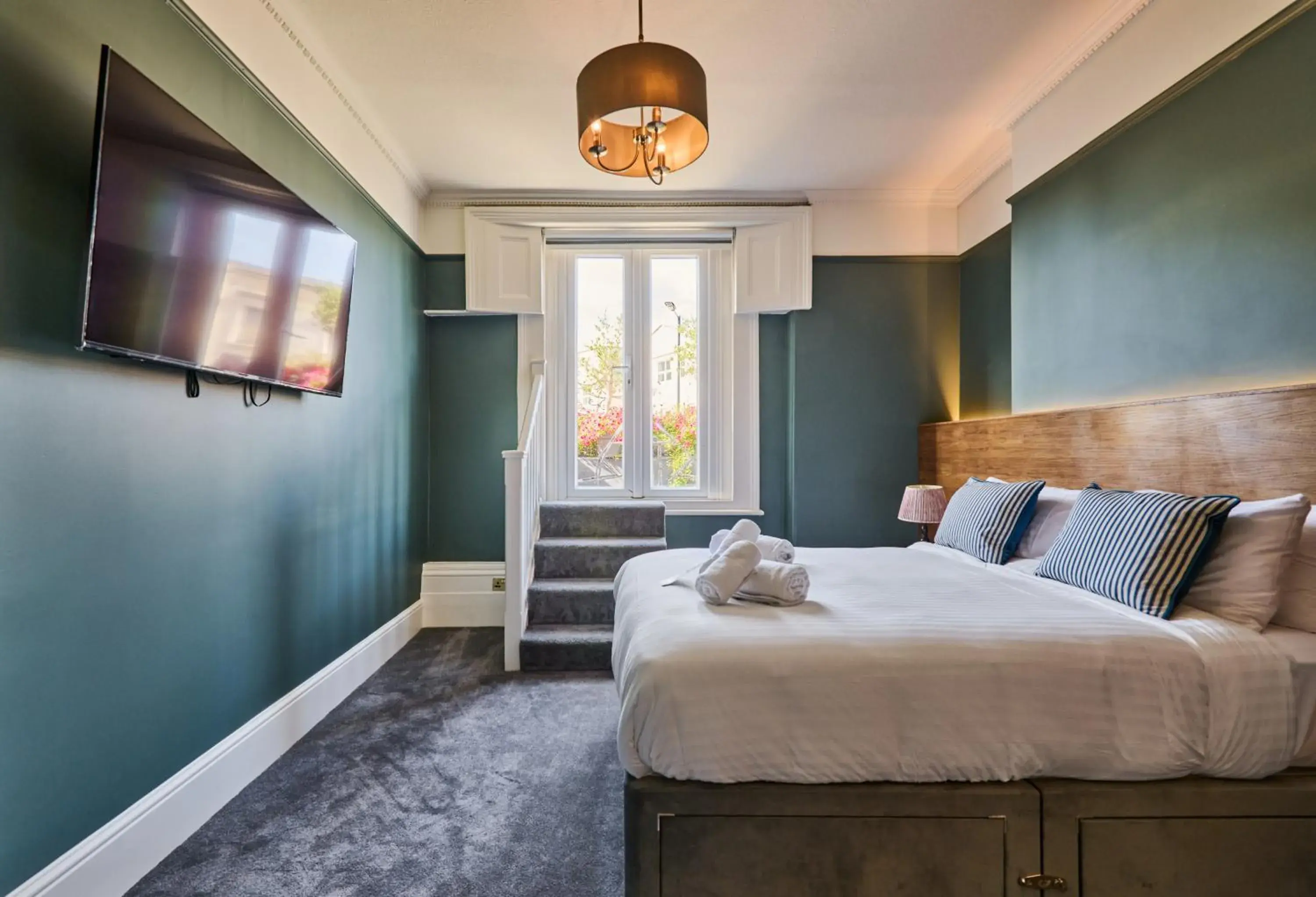 Large Double Room in The Crown Pub & Guesthouse Large Double Room in The Crown Pub & Guesthouse