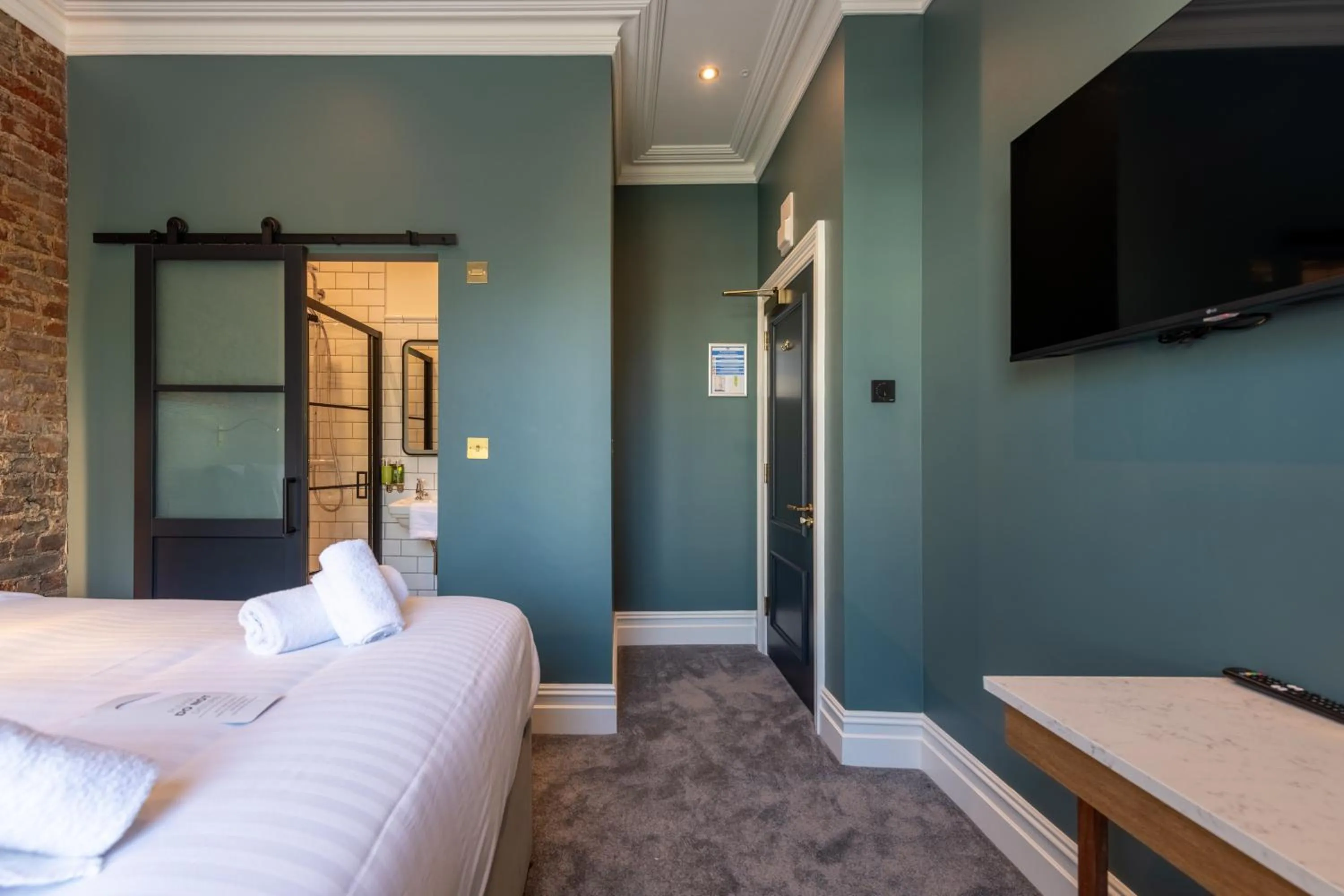 Bed in The Crown Pub & Guesthouse