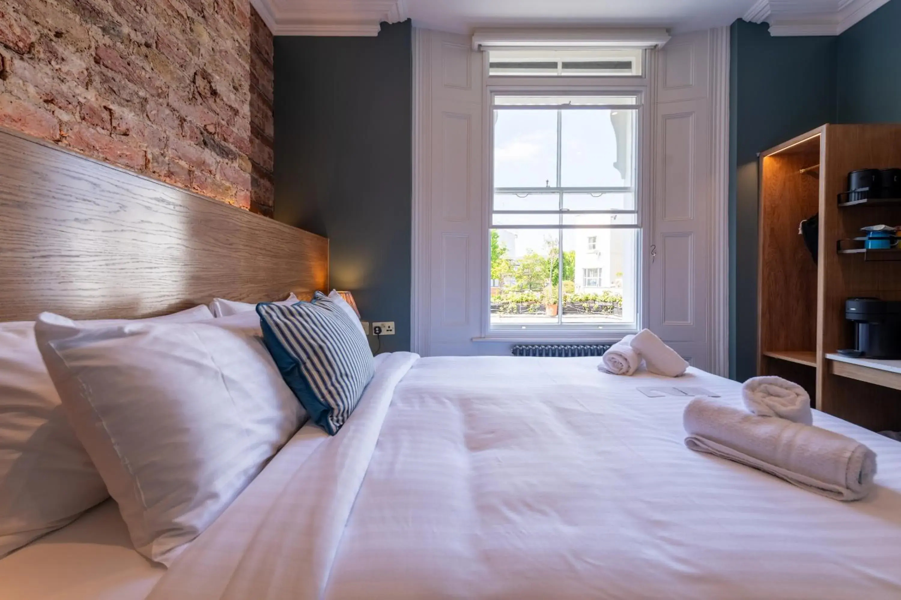 Large Double Room in The Crown Pub & Guesthouse Large Double Room in The Crown Pub & Guesthouse