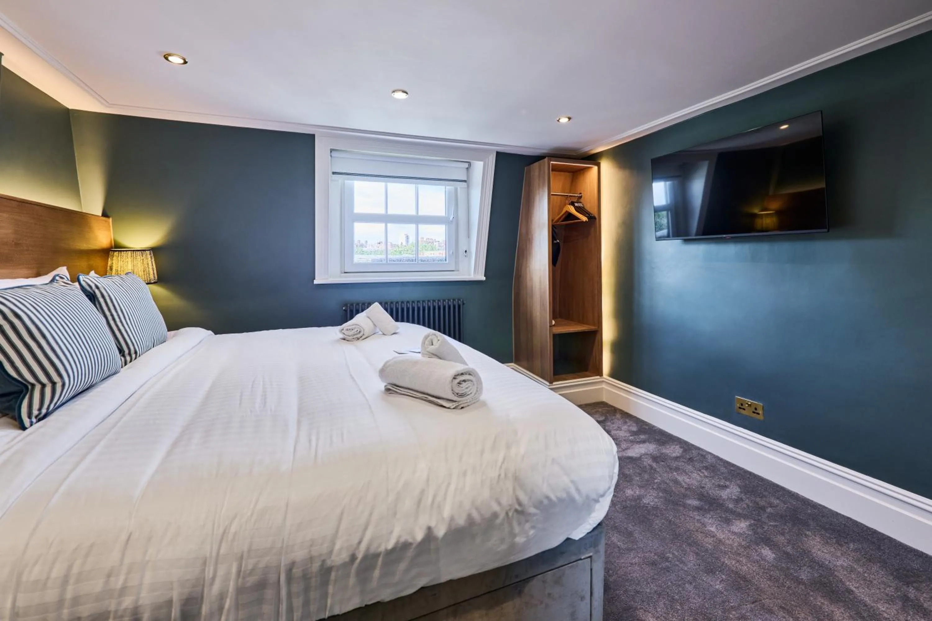 Bed in The Crown Pub & Guesthouse