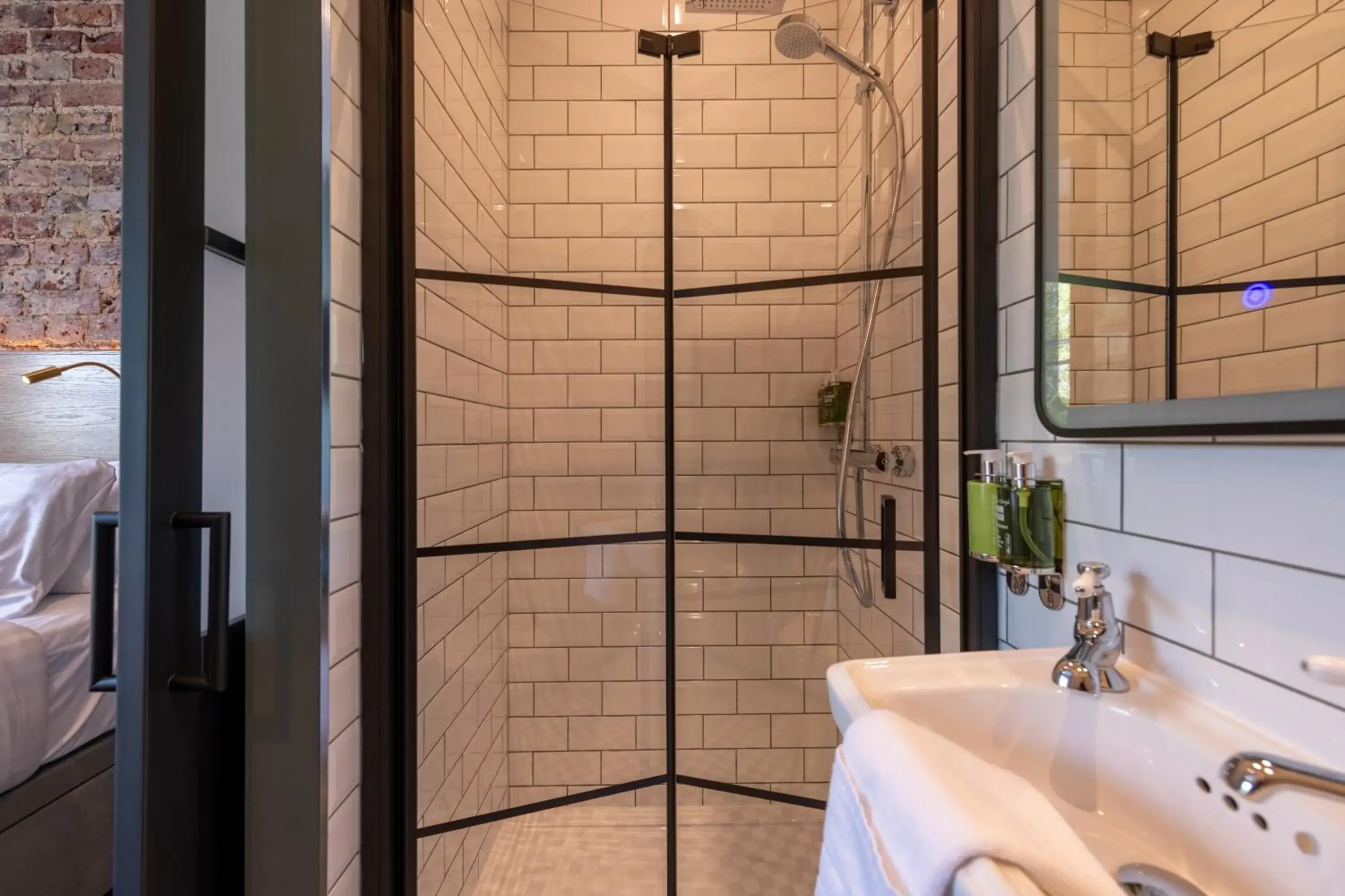 Deluxe Twin Room - single occupancy in The Crown Pub & Guesthouse Deluxe Twin Room - single occupancy in The Crown Pub & Guesthouse