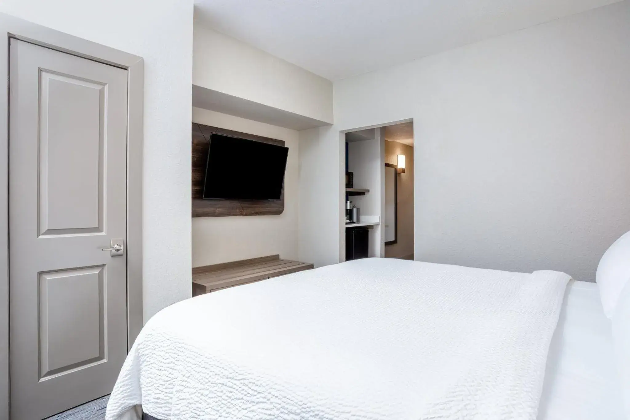 Standard King Room with Sofa Bed in Holiday Inn Express & Suites Ormond Beach - North Daytona by IHG Standard King Room with Sofa Bed in Holiday Inn Express & Suites Ormond Beach - North Daytona by IHG