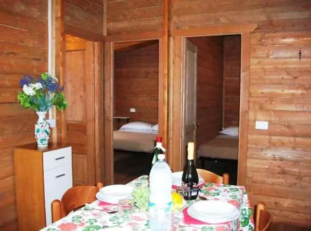Dining area, Bed in Campeggio Italia