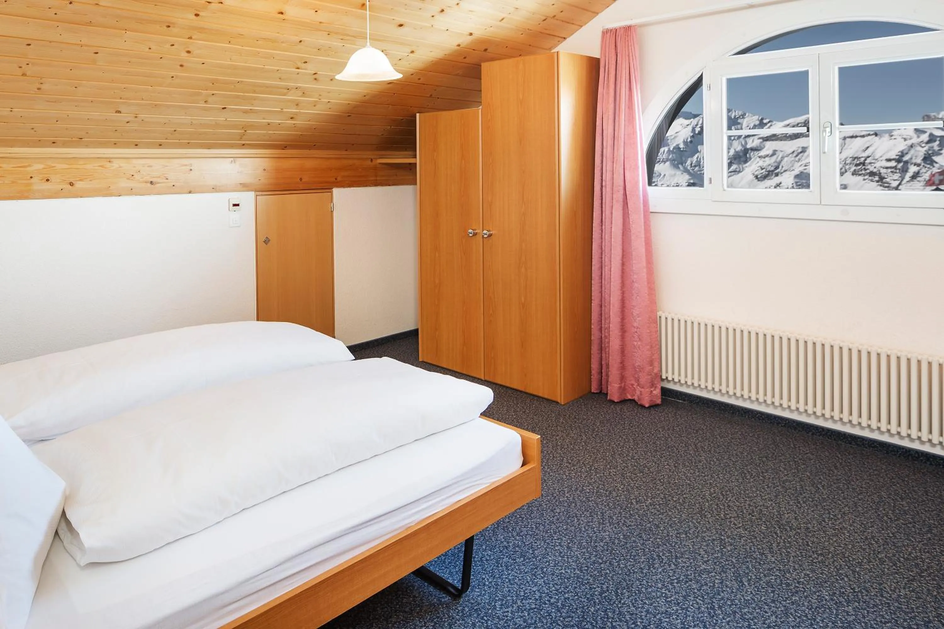 Photo of the whole room, Bed in Berghaus Männlichen