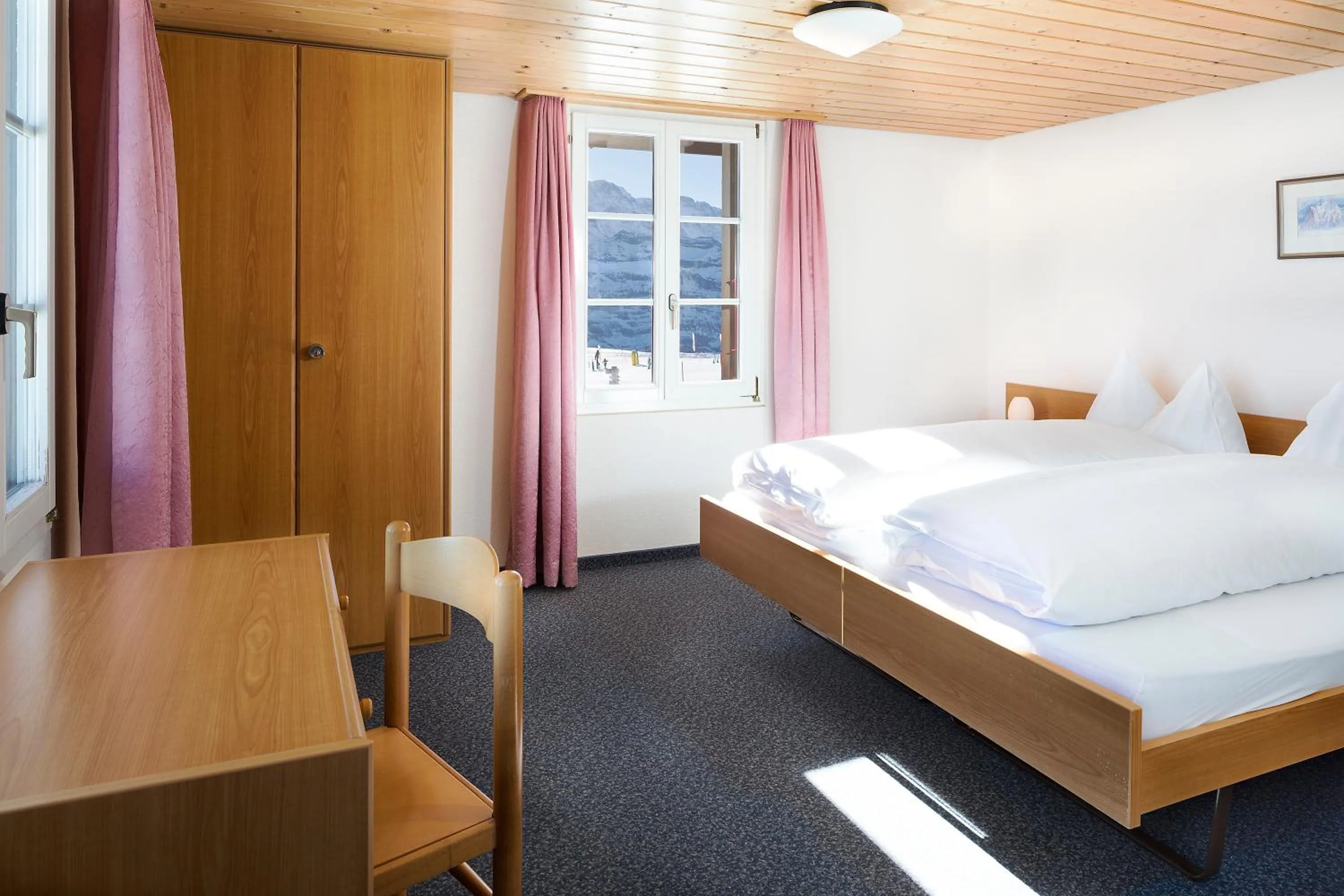 Photo of the whole room, Bed in Berghaus Männlichen