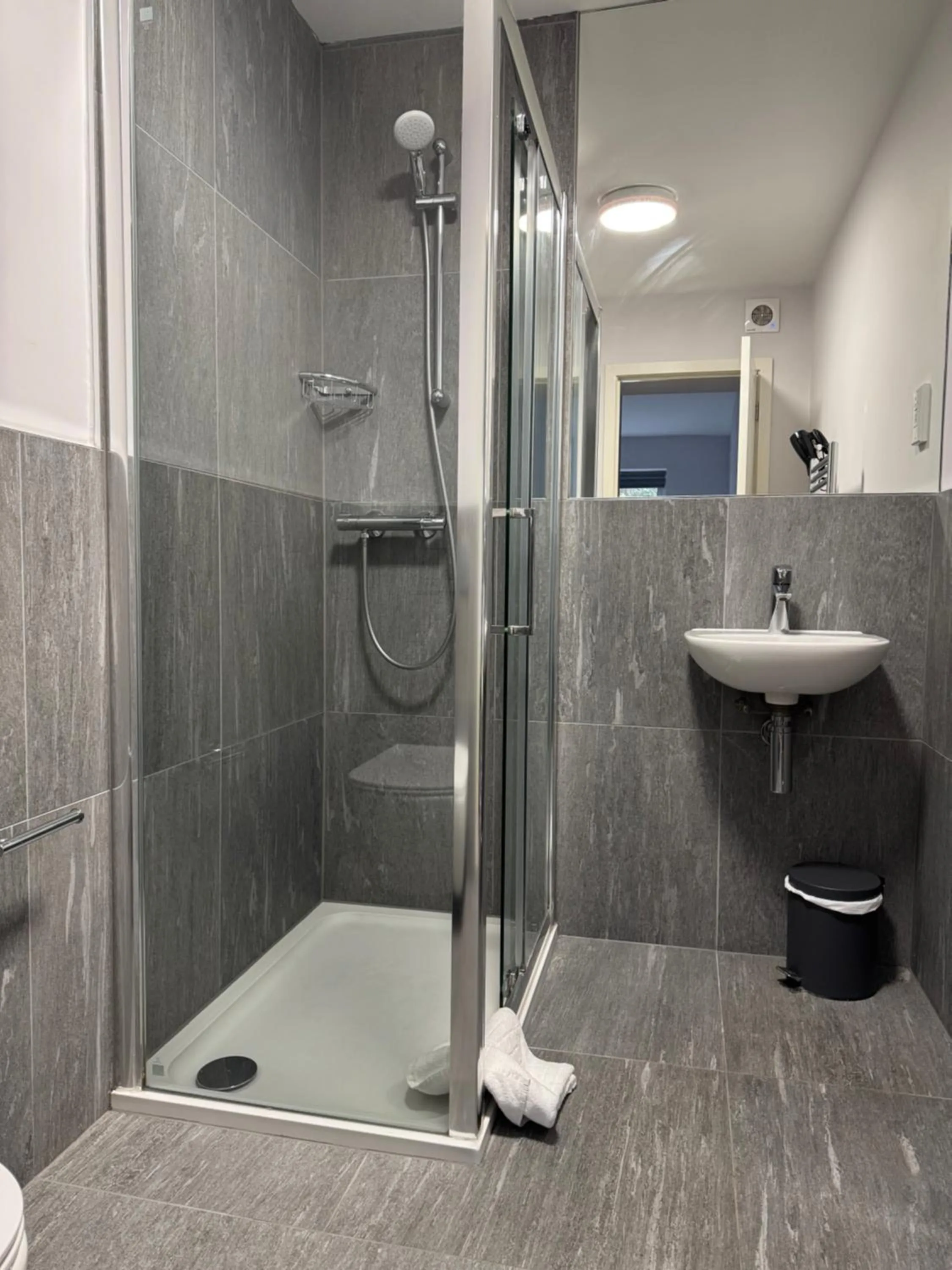 Brentwood Hotel & Apartments