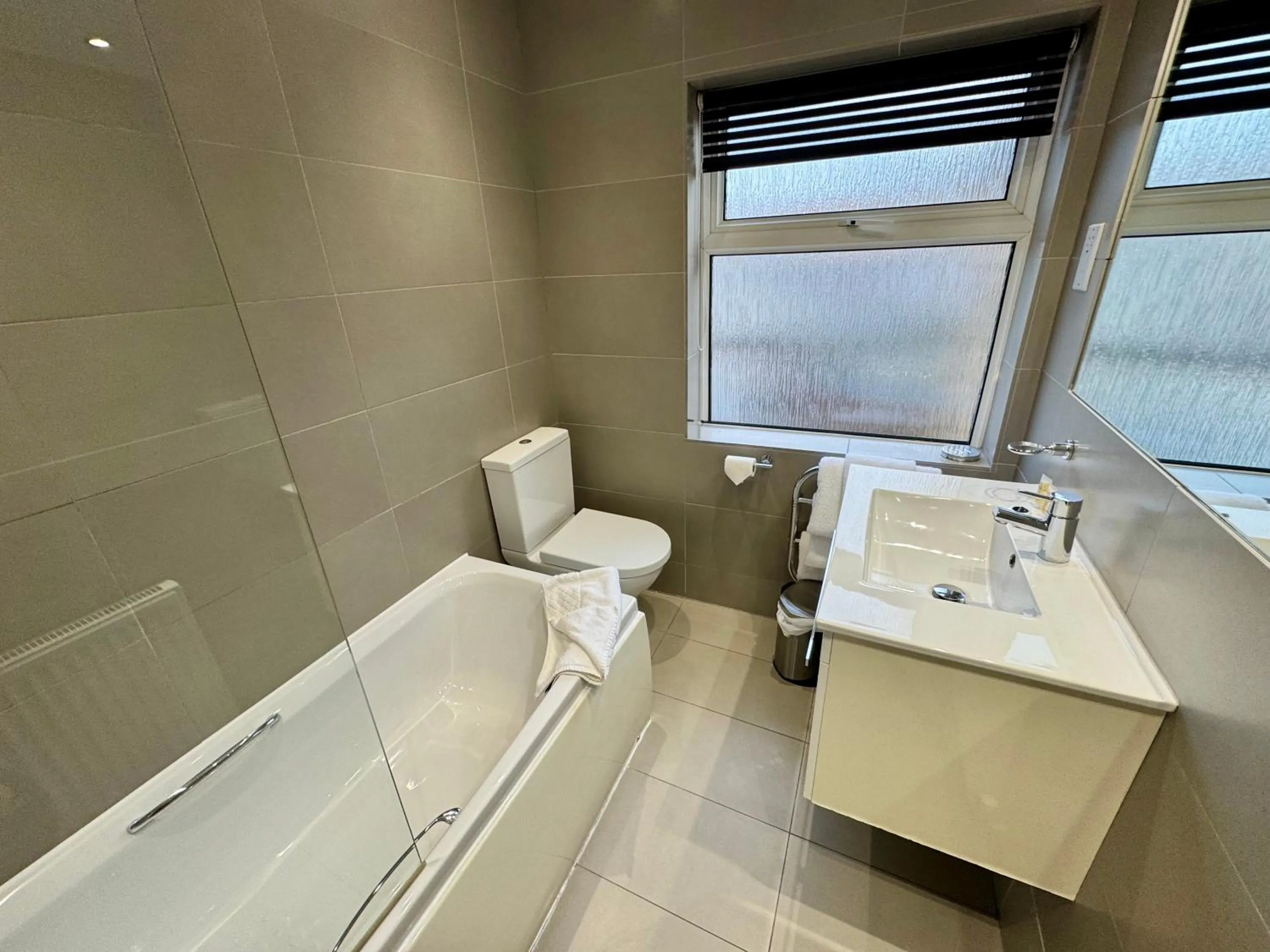 Brentwood Hotel & Apartments