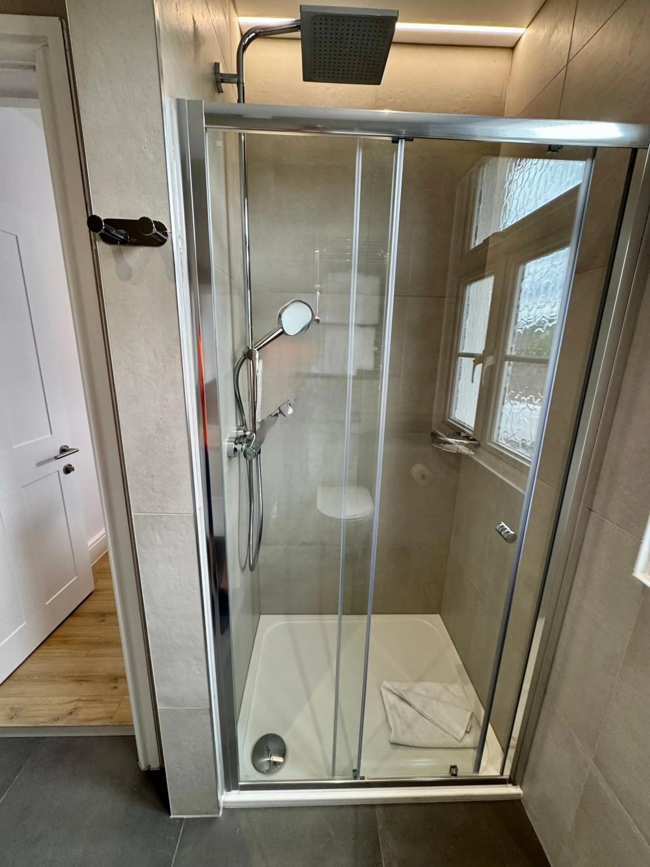 Brentwood Hotel & Apartments