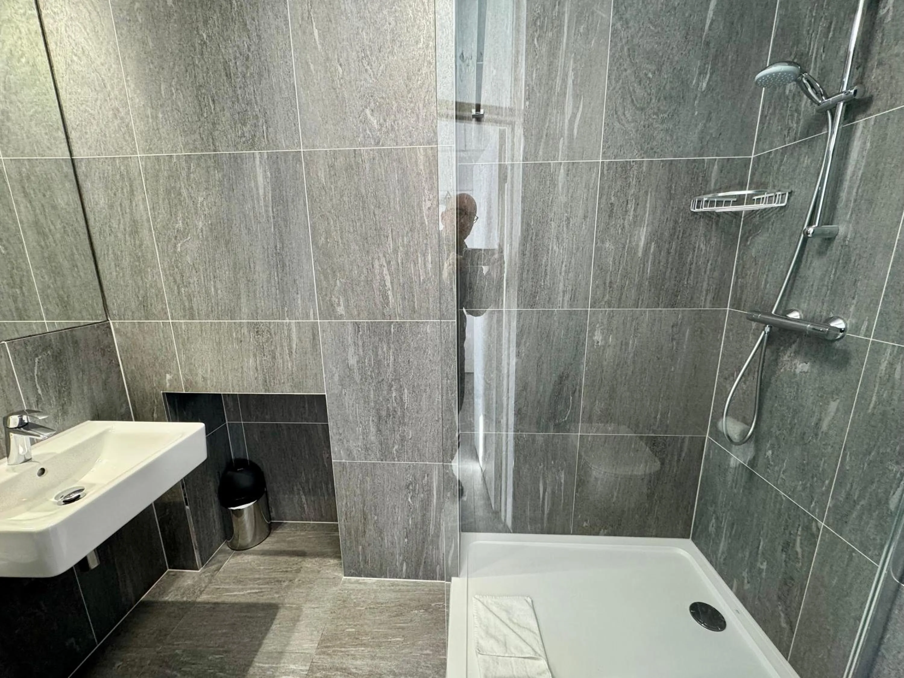 Brentwood Hotel & Apartments