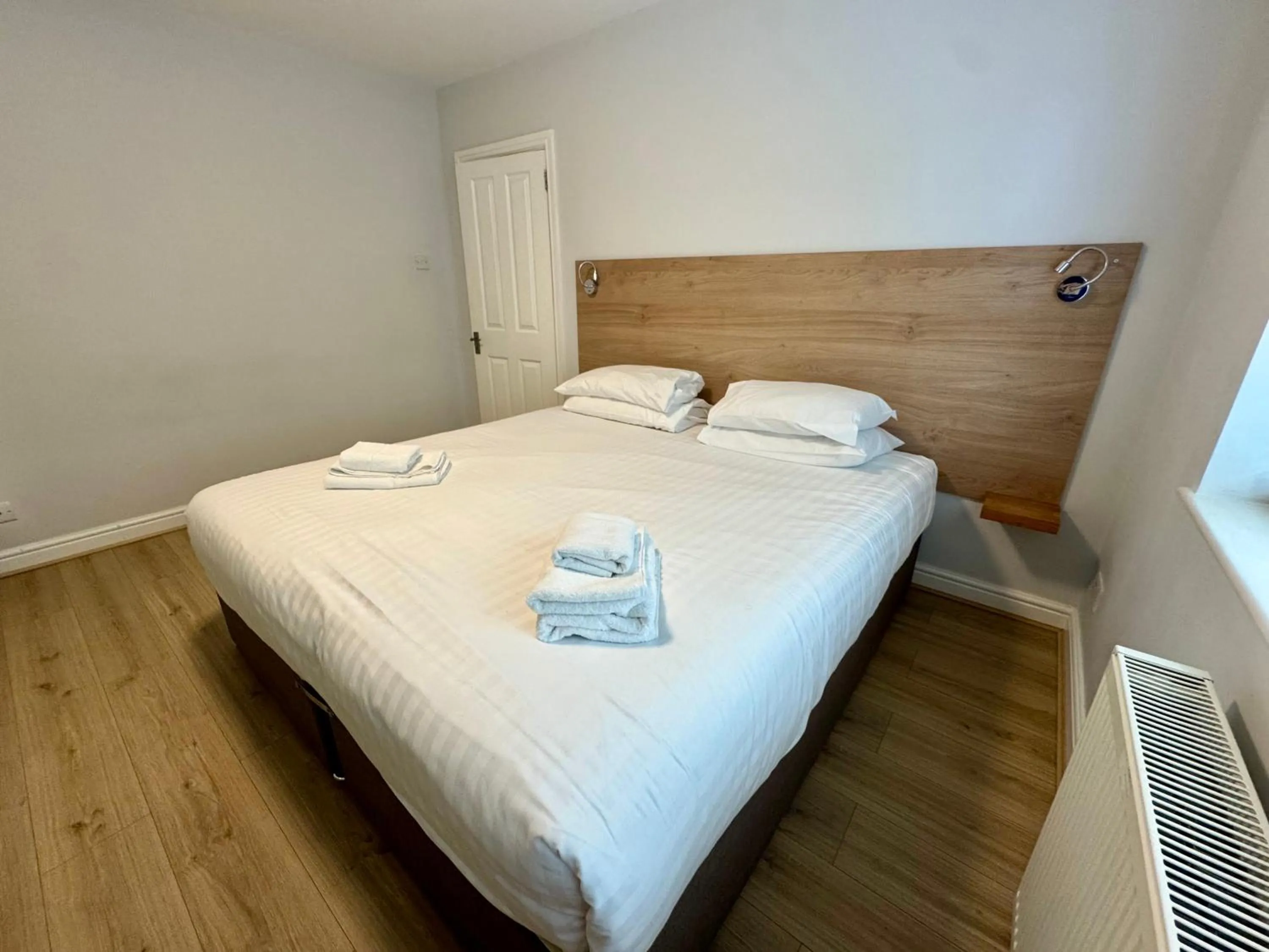 Bed in Brentwood Hotel & Apartments