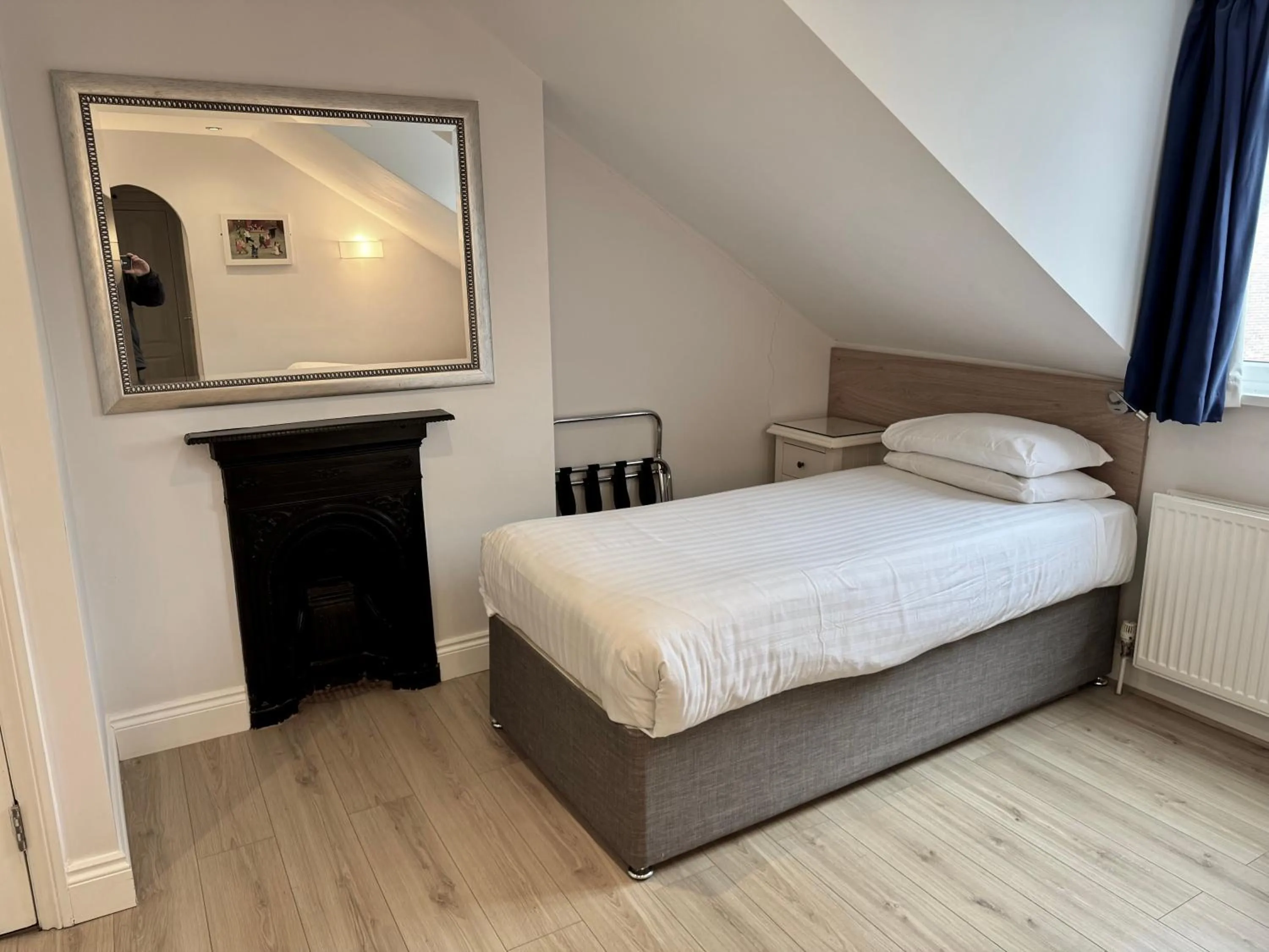 Bed in Brentwood Hotel & Apartments