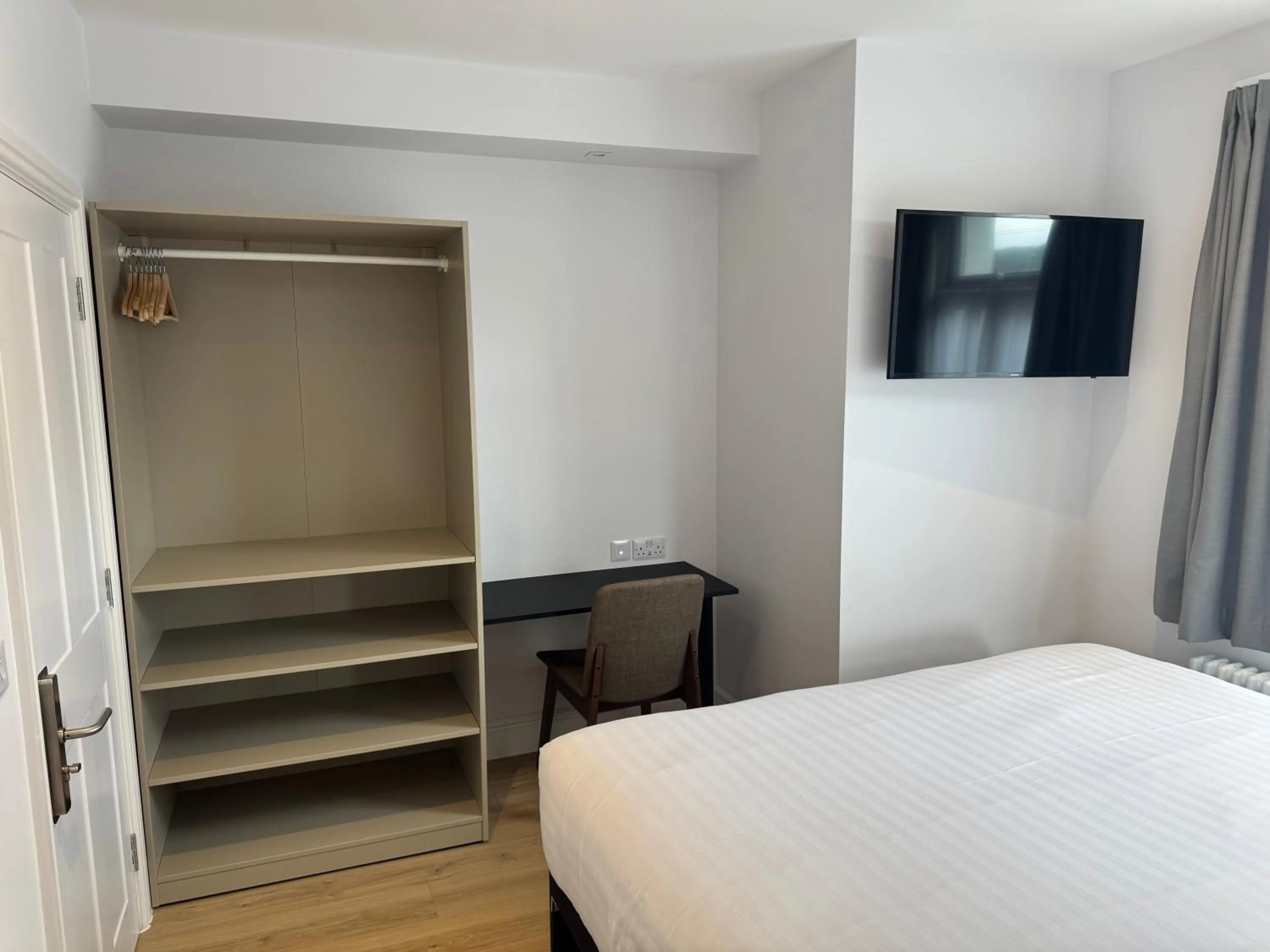 Bed in Brentwood Hotel & Apartments