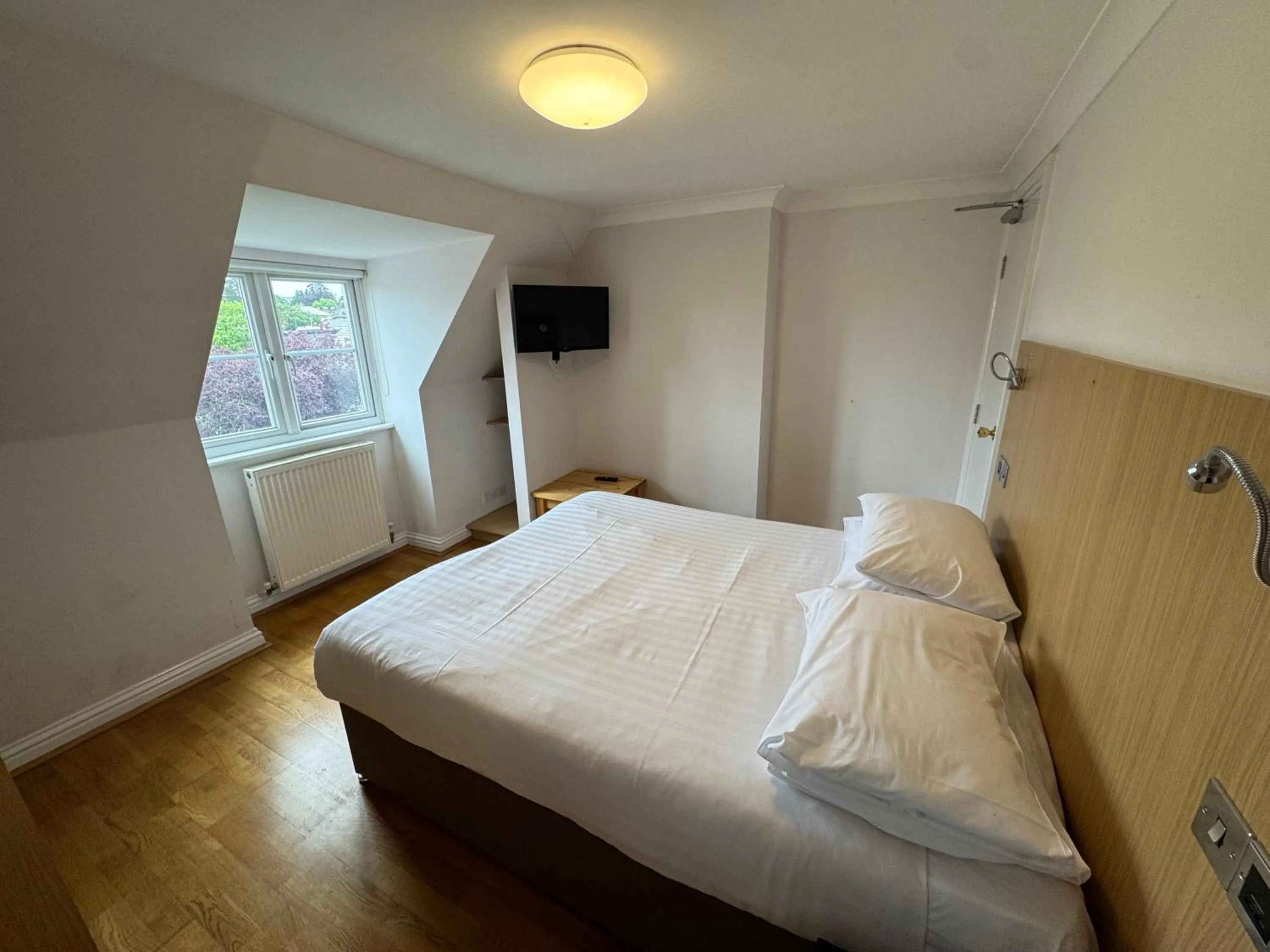 Bed in Brentwood Hotel & Apartments