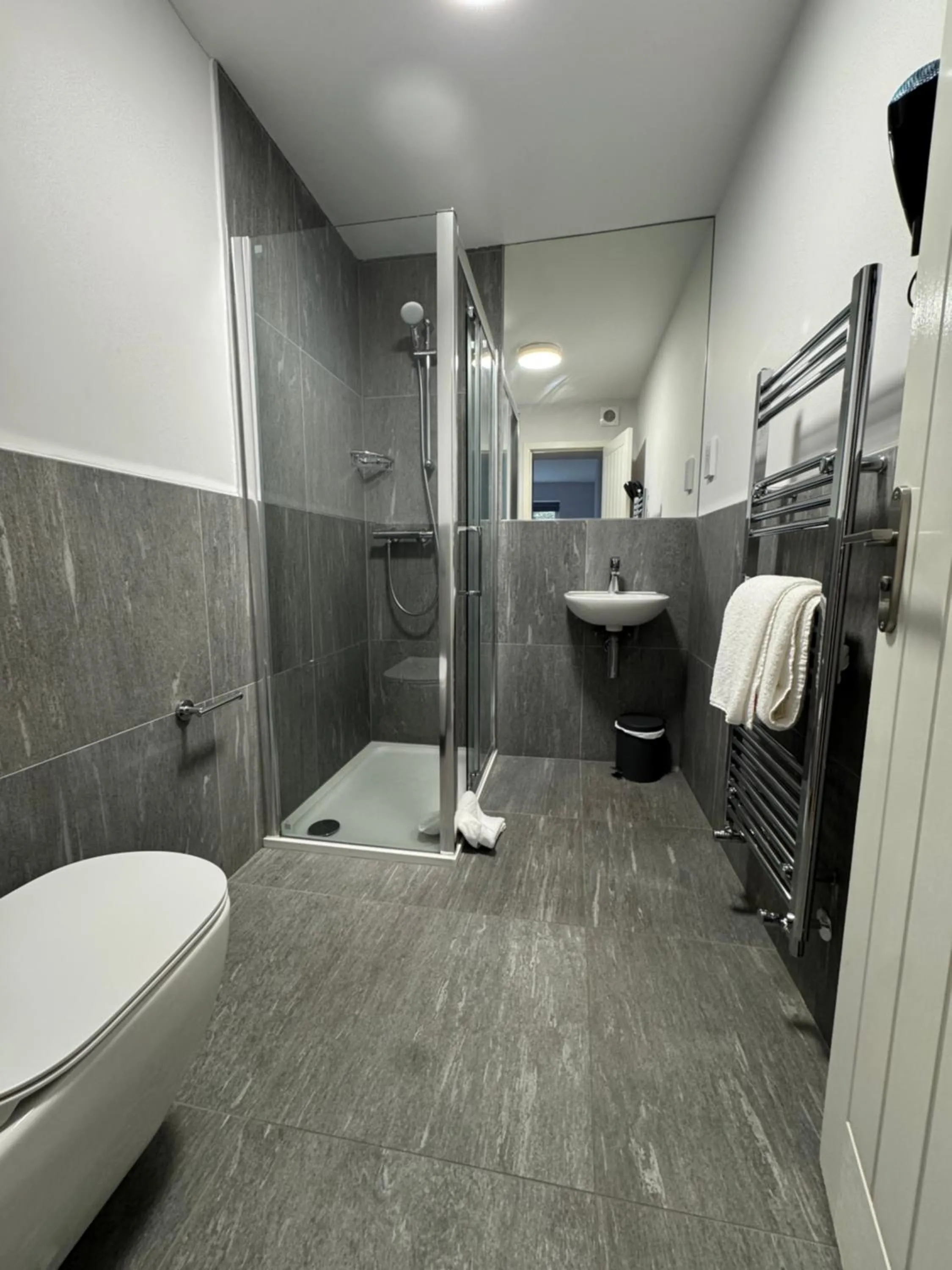 Brentwood Hotel & Apartments