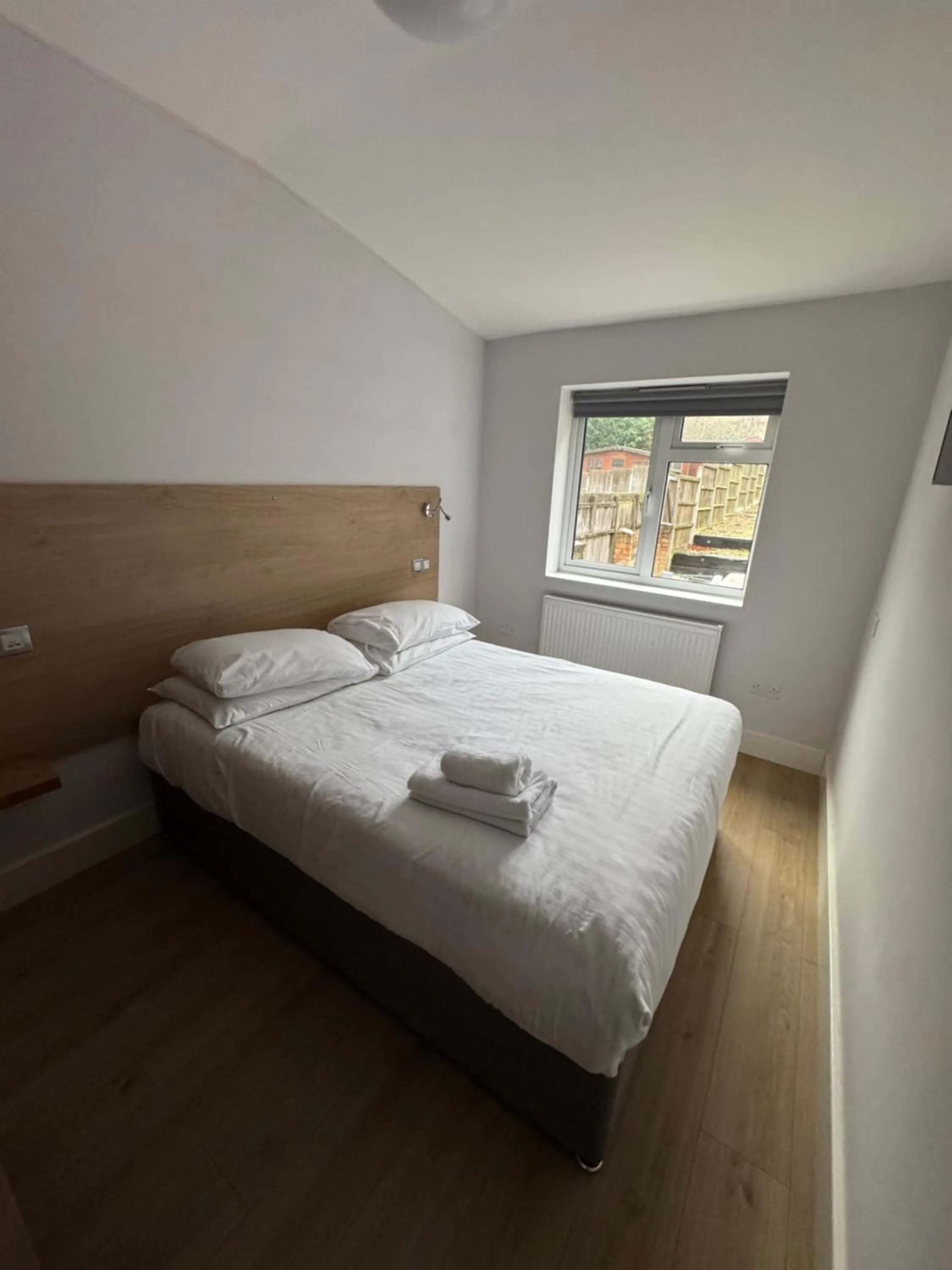 Bed in Brentwood Hotel & Apartments