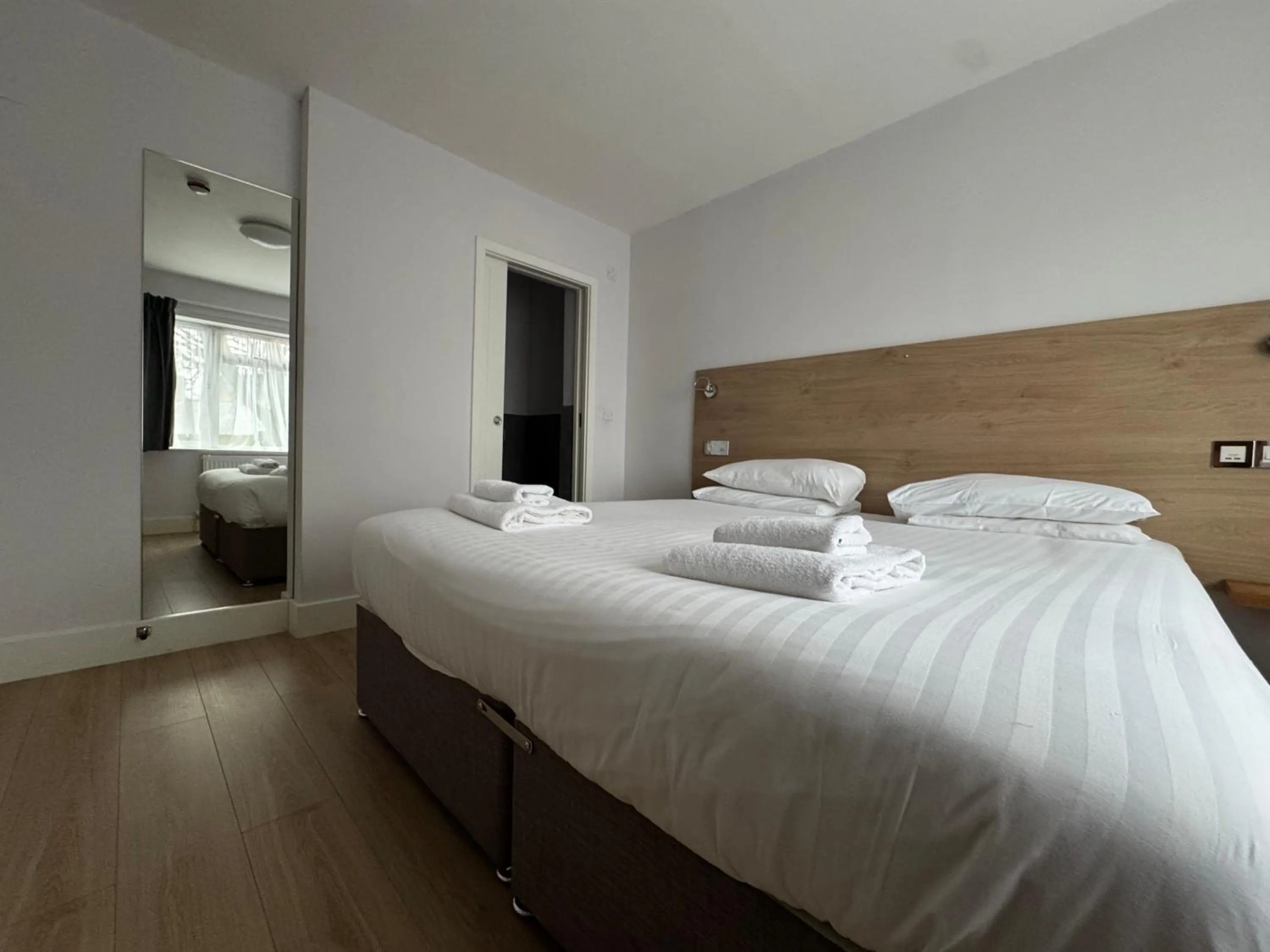 Bed in Brentwood Hotel & Apartments