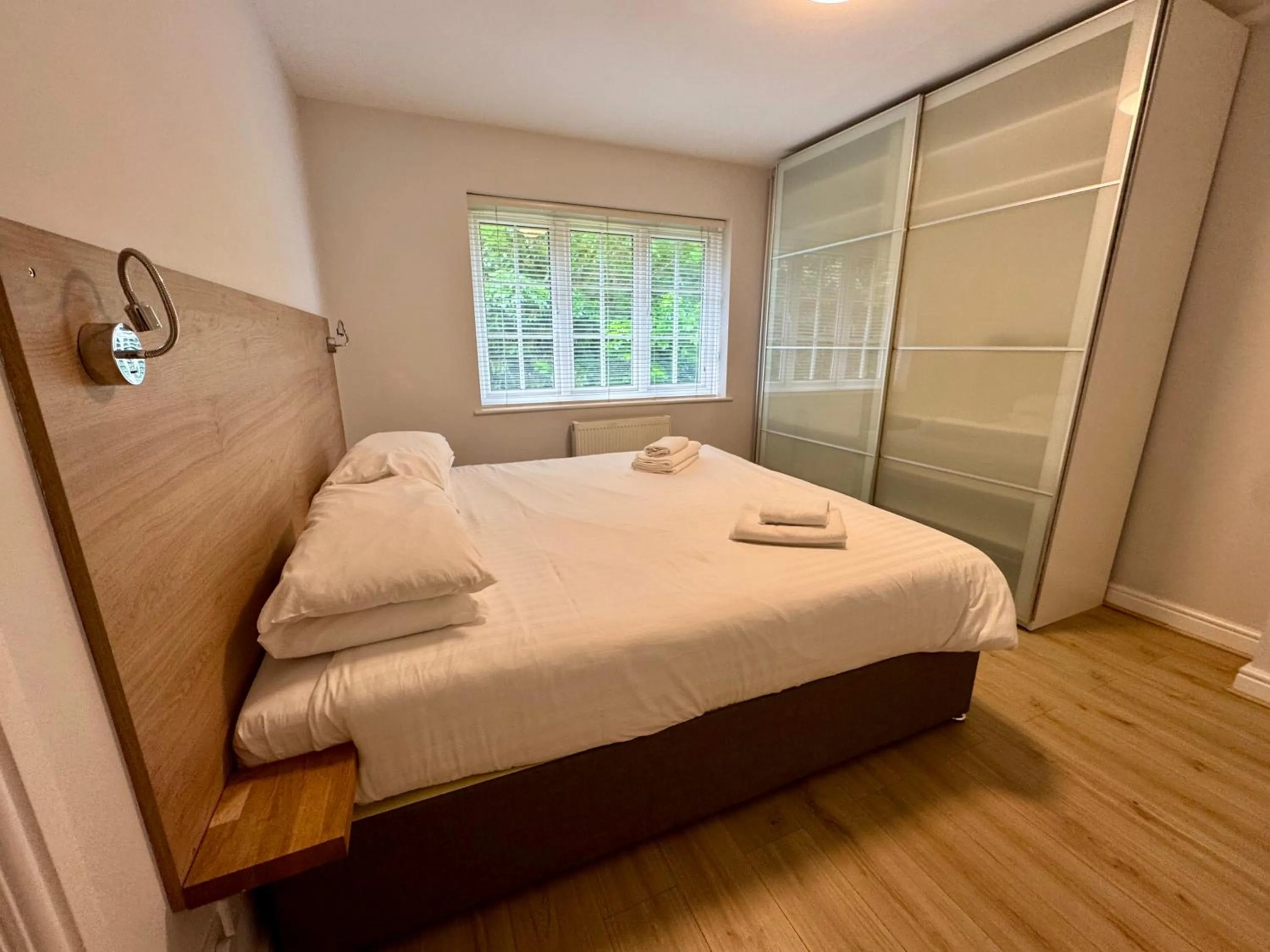 Bed in Brentwood Hotel & Apartments